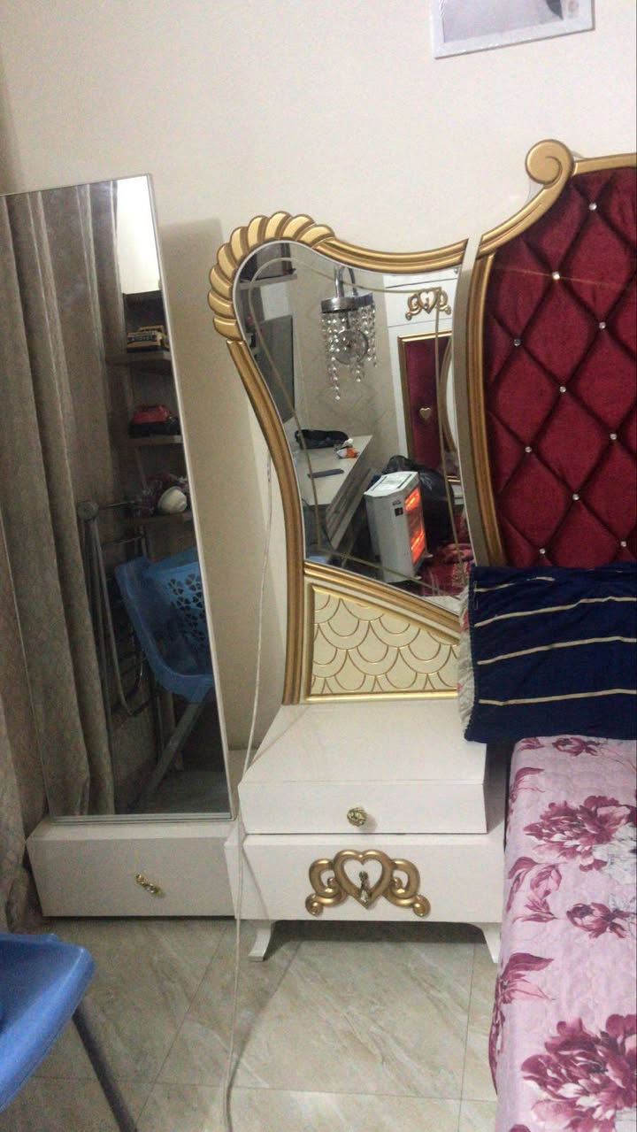 غرفه تركي 10 قطع نضيفه اي ضرر مابيه السعر خاص العنوان بغداد العبيدي *********** الشراي يتصل
