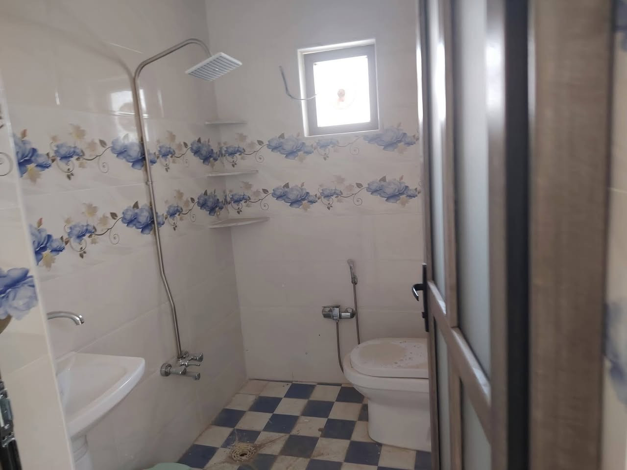 بيت البيع مساحة ميه متر طابقين غرفتين نوم وصاله وهول ومطبخ وصحيات داخلية سند ٢٥ طابو زراعي شارع تبليط البيت ركن على شارعين مقابيل دواجن حي الرحمن ***********
