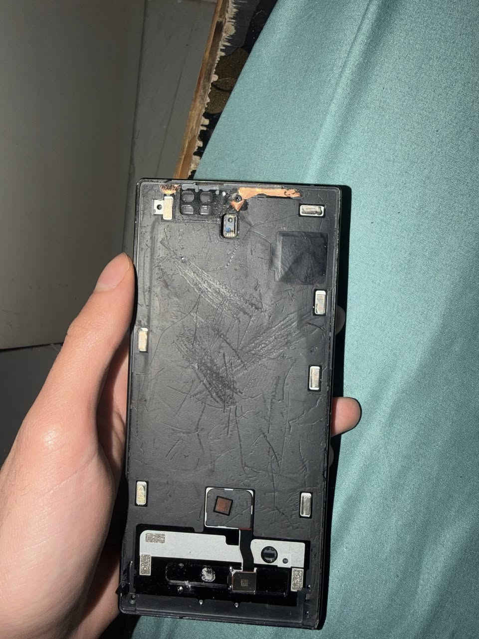 من رخصة الادمن ريد ماجيك 9pro 
256gb
16 gb ram
مكسور شاشه وضهر بورد وكلشي شغال 
السعر قييم واخد
***********
ا
