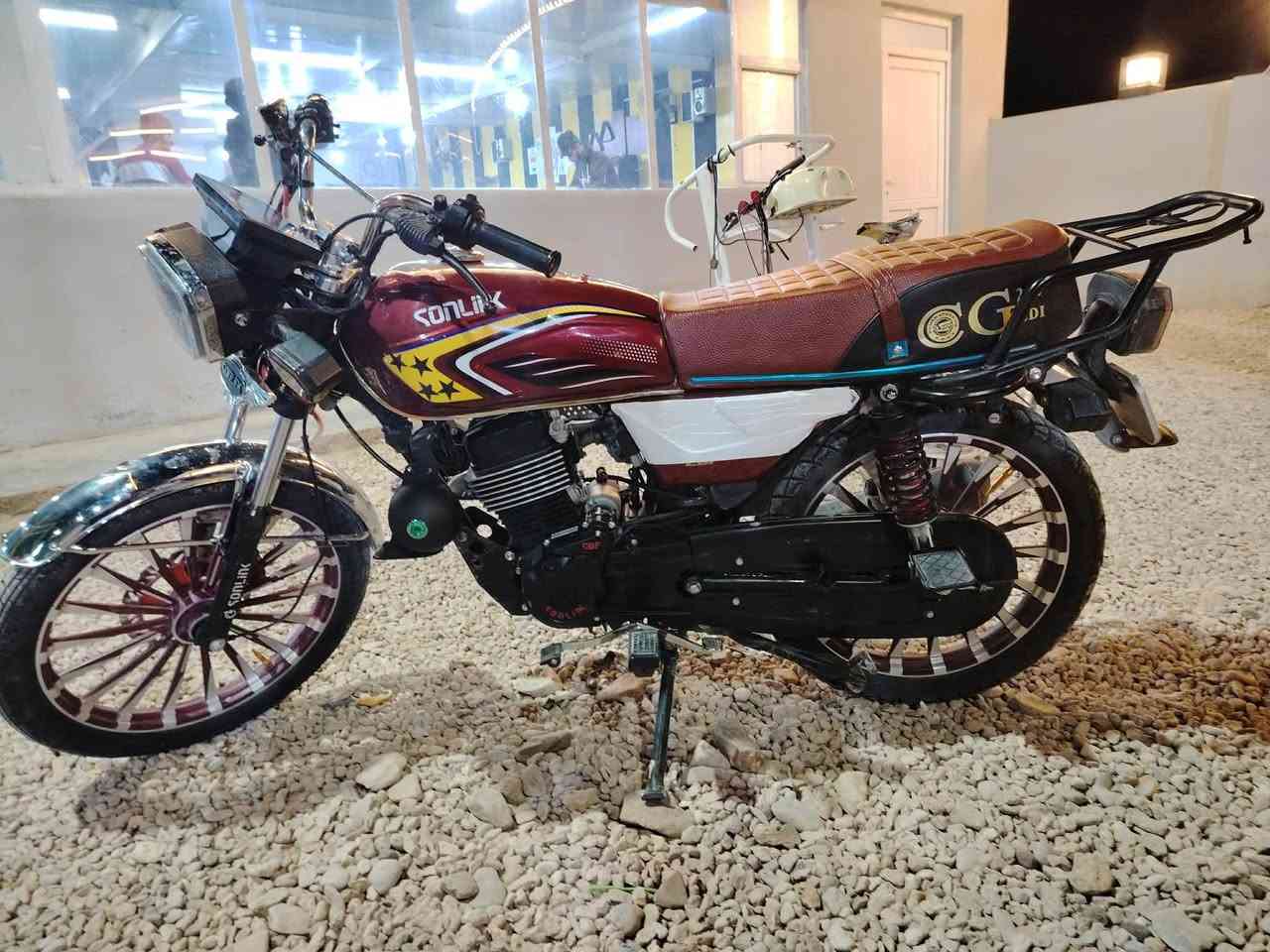 سلام عليكم من رخصة الادمن ماطور25 محرك ٢٠٠ زنجيل الماطور بعده بلاد يعوزه بس غسله سويجين وبصمتين وأوراق المكان كرابله الرقم ***********
