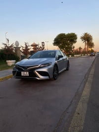 كامري Se 2023 هايبرد ماشية 52 مايلز  فول مواصفات  بصمه تشغيل +بصمه ابو...