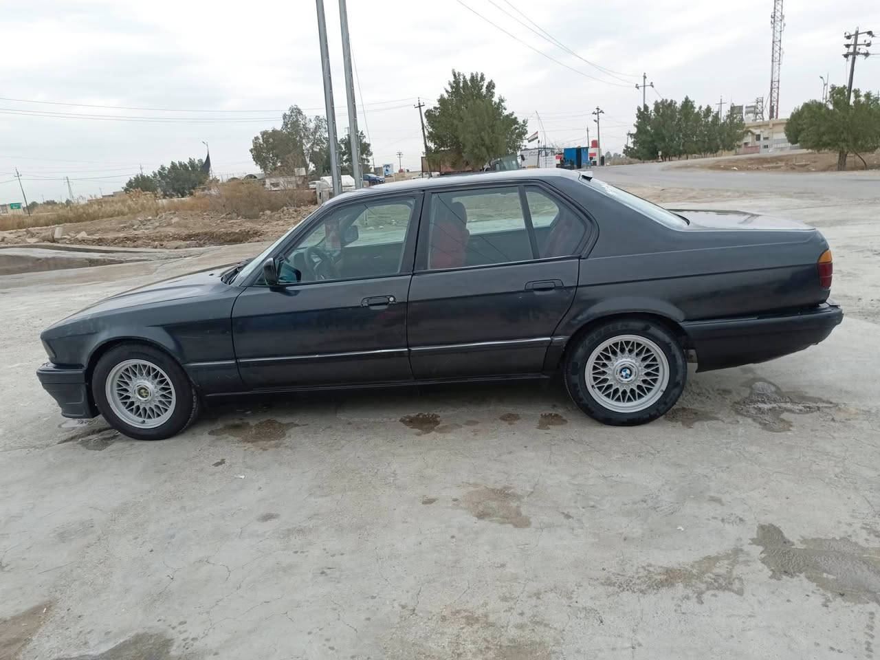 السلام عليكم بي ام دبليو موديل 1992اصل730 شادله مكينه 35قبل 3اشهر شديته وكير قبل 10ايام شديت تبريد شغال حداديه خلفي وامامي جديد سنويه بأسمي لل 2027 مكان  واسط الكوت قضاء الاحرار السعر 40 الاتصال ***********
