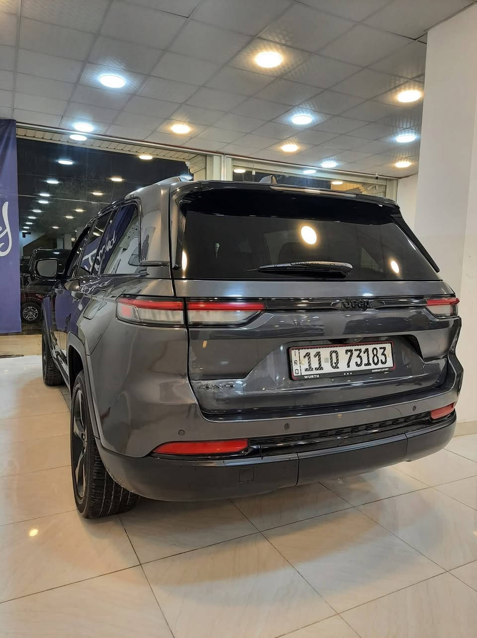 للبيع
سيارة جيب كراند شيروكي 2023

الضرر كلش بسيط بالجاملغ الخلفي اليسار ومعدل ع بارد فقط بدون اي دواخل السيارة كلش ضررها بسيط والنظافة فول 

السعر : 330$ ( مرقم بغداد ) وبيها مجال 

للاستفسار على هذا الرقم / ***********

المواصفات: 

المحرك: 3.6 لتر V6 بنزين

🔹 القوة: حوالي 290–293 حصان

🔹 ناقل الحركة: أوتوماتيك بـ 8 سرعات

🔹 نظام الدفع: عادة دفع رباعي 4×4 (قد يتوفر دفع خلفي في بعض الإعدادات)

🔹 استهلاك الوقود: متوسط جيد النسبي لسيارة SUV بهذا الحجم (حوالي 9.5–10 كم/لتر في الاستخدام

️ مقاعد أمامية مكسوة بجلد (أو جلد شبه فاخر مع لمسات Suede)

✔️ مقود مغطى بجلد مع تدفئة

✔️ مقاعد أمامية مدفأة

✔️ نظام تكييف هواء أوتوماتيكي مزدوج المناطق

✔️ شاحن لاسلكي للهاتف 

✔️ فتح وتشغيل السيارة عن بُعد 

شاشة نظام الترفيه Uconnect (تقريبًا بحجم 8.4 بوصة)

✔️ Apple CarPlay وAndroid Auto

✔️ نظام صوتي قياسي

✔️ منافذ USB

✔️ بلوتوث للاتصال والموسيقى 

️ عجلات 20-إنش تصميم Gloss Black (لون أسود لامع)

✔️ لمسات خارجية سوداء 

✔️ مصابيح LED أمامية وخلفية

✔️ شبكة أمامية بلون مميز لمظهر رياضي

✔️ زجاج خصوصي وخطوط تصميم أنيقة  

� نظام مراقبة النقطة العمياء 

🔹 نظام الفرامل التلقائي في حالات الطوارئ

🔹 حساسات وكاميرا خلفية للركن

🔹 مساعد ثبات السيارة (ESC)

🔹 أنظمة تحكم في الجر والتضاريس
