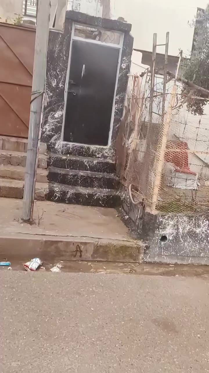 سلام عليكم للبيع بيت ميتين متر واجه البيت غروب موصل حي القدس الاوله خلف اعداديه ساريه ضهر البيت السايدين الحولي الجديده طابق ونص محدث  قبل4/اشهر حدثتو طابق الاول كراج كبير غرفتين نوم واستقبال وهول ومطبخ وحمام صحيات طابق الثاني غرفتين نوم وهول ومطبخ وحمام صحيات وصطح ناصي والطابق الثاني تكدر ينعزل لان بي درج خارجي تفاصيل اكثر داخل الفديو لتواصل ***********/// ‏‪0776 513 4339‬‏
