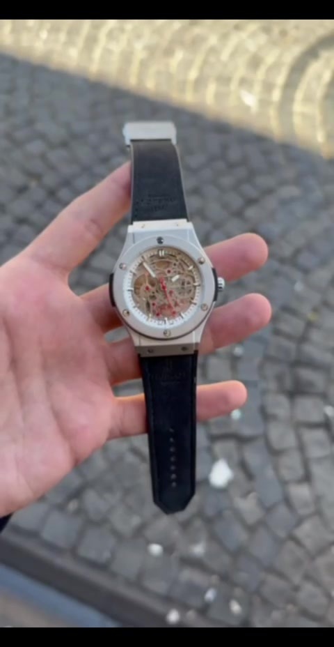 ارتقِ بأسلوبك مع ساعة Hublot بتصميمها الهيكلي (Skeleton) الفريد. قطعة فنية تجمع بين دقة الصناعة وروعة التصميم.
​✅ حالة ممتازة.
✅ تصميم عصري يلفت الأنظار في أي مناسبة.
​لا تفوت الفرصة لامتلاك هذه التحفة.
📩 للطلب أو الاستفسار، يرجى التواصل عبر الصفحه

ساعة من ماركة HUBLOT اوتماتيك 
السير / جلد شامو
الظهر كشف


**إذا كنت صاحب هذا الإعلان وتريد حذفه لأي سبب، رجاءا أرسل رسالة إلى الدعم الفني**