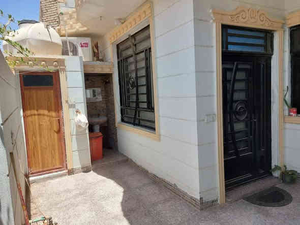 السلام عليكم بيت للبيع مساحه 100م يحتوي علئ 3 غرف في طابق الثاني وطابق الارضي يحتوي علئ ستقبال وصاله وصحيات ومنور سند 25 مباشر من صاحب البيت عنوان البيت كربلاء مجاور حي العباس عامود 25 قرب اسواق سلام للستفسارر ***********
