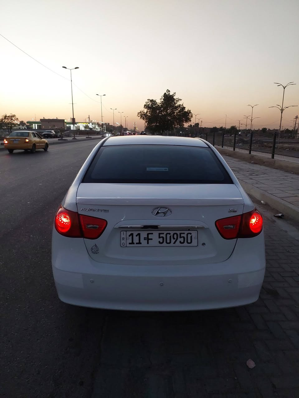 النترا افانتي 2010 خليجي 
محرك 1600دكشن عالي.. 
نص مواصفات.. 
مري شفط تبريد بيانو لمس.. كشنات جلد
بيه 5قطع
بيه طخه بسييطه بركن الجاملغ الخلفي.. يم البكلايت كد شبر مصلح ولا مبين للامانه اذكره لان احتمال بل السونر تبين والباقي شخوط وتكشير صبتهن للجماليه.. 
محرك كير تبريد خير من الله.. 
السياره باسمي قبل كم يوم بدلت سنويه وهزه وارقام كله جددتهم.. 
يعني بل التحويل فقط 65الف تكلفك جاهزه رقمها بغداد.. 
ماشيه 117 الف 
تبريد اله ثلاجه بذاك الصيف منظومه فتحته من بجم مال تفصيخ اله مال زيرو صار مال شركه كله هوه
تخم تاير قبل يومين بدلتهن 
السياره كلش معتني بيه وبل العافيه عل الياخذها.. 
السعر ب 87 ورقه وبيه مجال بسييط للطيبين.. 
.. ***********..
