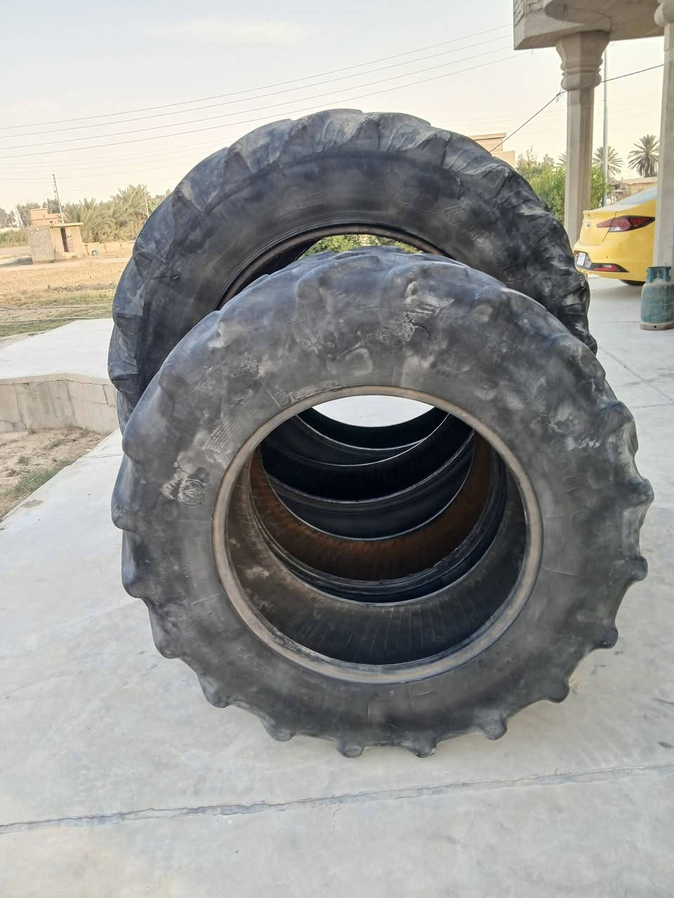 سلام عليكم للبيع تايرات مستعمل انضاف   ل خلفي حجم 38 على 18 ل أمامي حجم 28 مكان بغداد
***********
