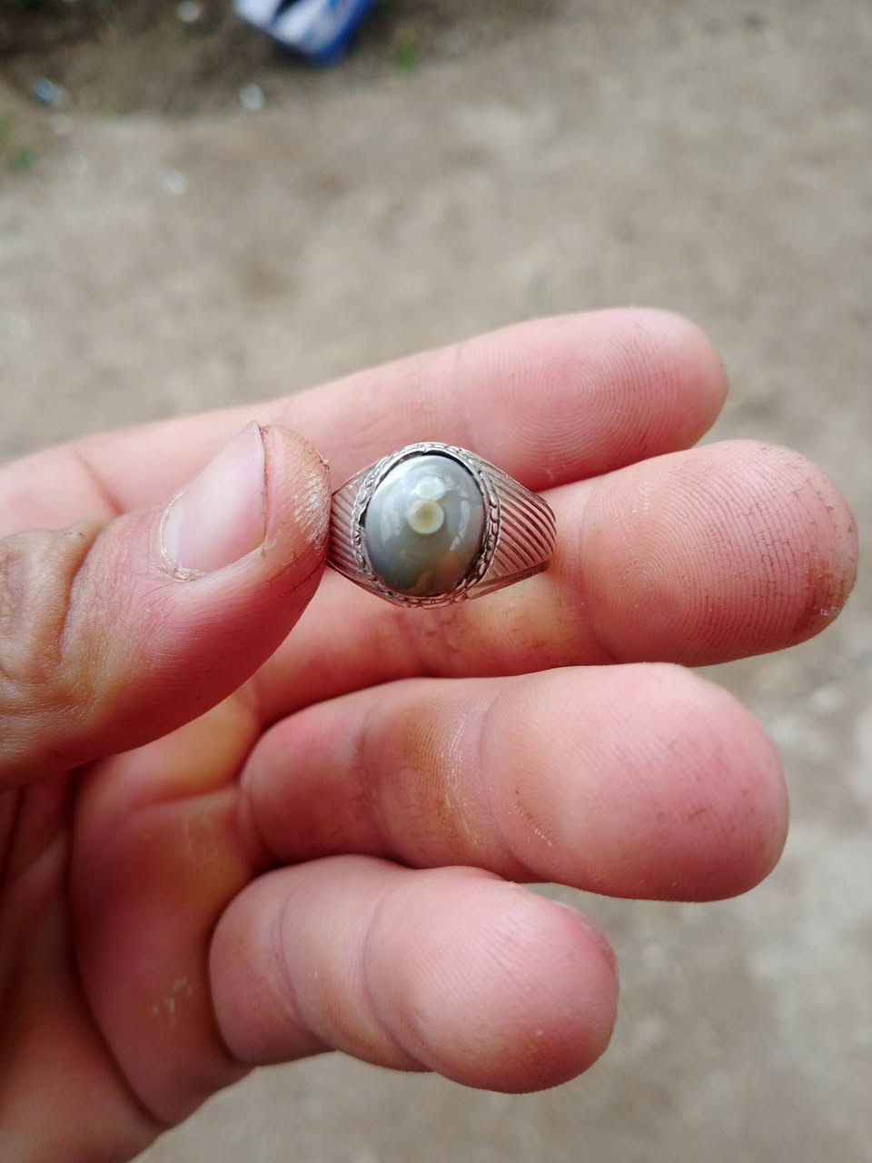 سلام عليكم محبس للبيع 
***********
