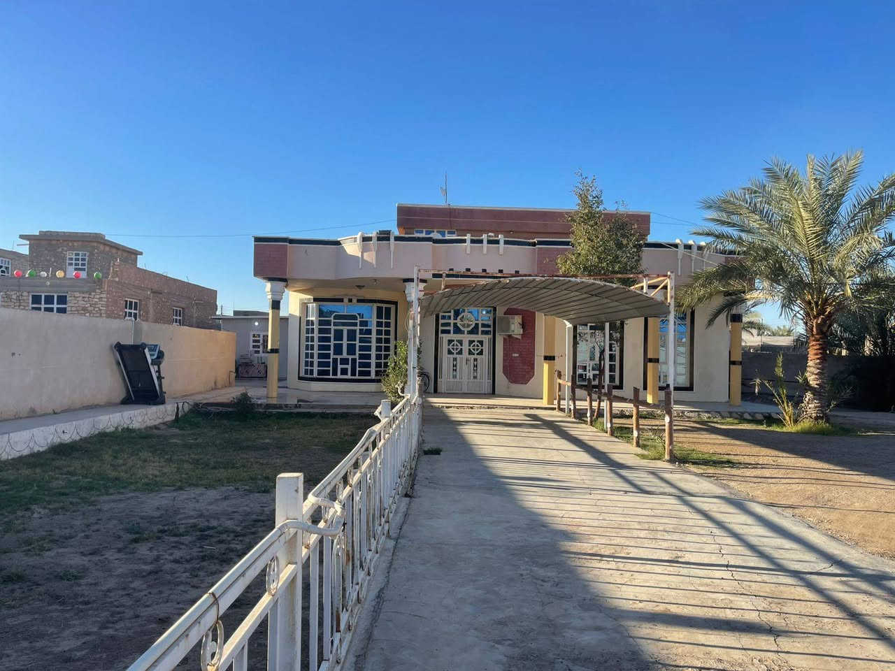 دار طابقين للبيع....
المساحة الكلية ٩٠٠ متر
السعر ٩٥ مليون........ 
الموقع الرمادي ناحية اليرموك منطقة القرية العصرية
بناء حجر وسمنت حالة البناء جيده جدا
محتويات الدار ديوان هول صالة داخلية كبيرة غرفتين نوم طابق الأول
مطبخ وحمامات داخلية بالاضافه إلى مطبخ وحمامات خارجيه، سبالت عدد ثلاثه مع الستائر تبقى مع الدار
طابق ثاني غرفتين نوم مع حمامات.
الدار يقع داخل منطقه سكنية متوفر جميع الخدمات
ماء وكهرباء وتبليط بلدية مدارس الخ.... 
يبعد عن الطريق الرئيسي السايدين ١٥٠ متر
_____________________________
ملاحظة مدة اخلئ الدار شهرين من تاريخ كتابة العقد
تدفع نصف المبلغ الباقي عند إستلام الدار
طبعآ الأرض واقع حال لزمة مكفولة من اي مشكلة عشائرية تعهد وبصمة ومكاتبة حال المنطقة بالكامل لا يوجد طابو
___________________________
للسعر والاستفسار أكثر اتصال على الأرقام التالية
*********** واتساب
*********** واتساب
او مراسلة الصفحة في اي وقت نعتذر عن التأخير عن الرد في بعض الأحيان
نستقبل جميع العروض العقارية في مدينة الرمادي
ابو احمد
# مكتب عدنان العسافي
للعقار
