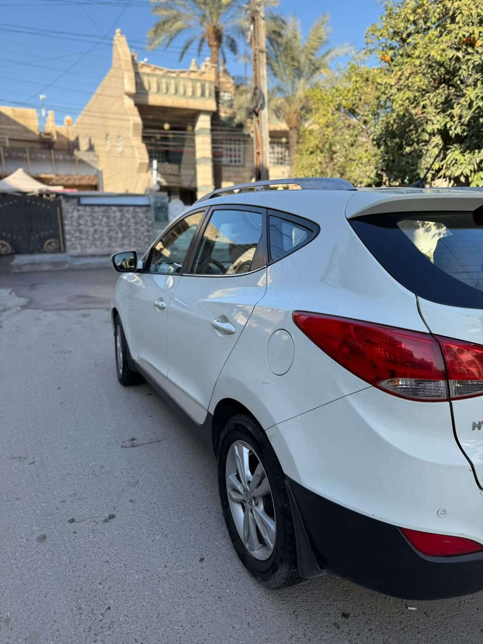 السلام عليكم 
توسان خليجي موديل ٢٠١٠ شكل ال ٢٠١١
بيها صبغ بابين عكس السائق وجاملغ 
السعر ١١٠
بغداد السيدية 
***********
