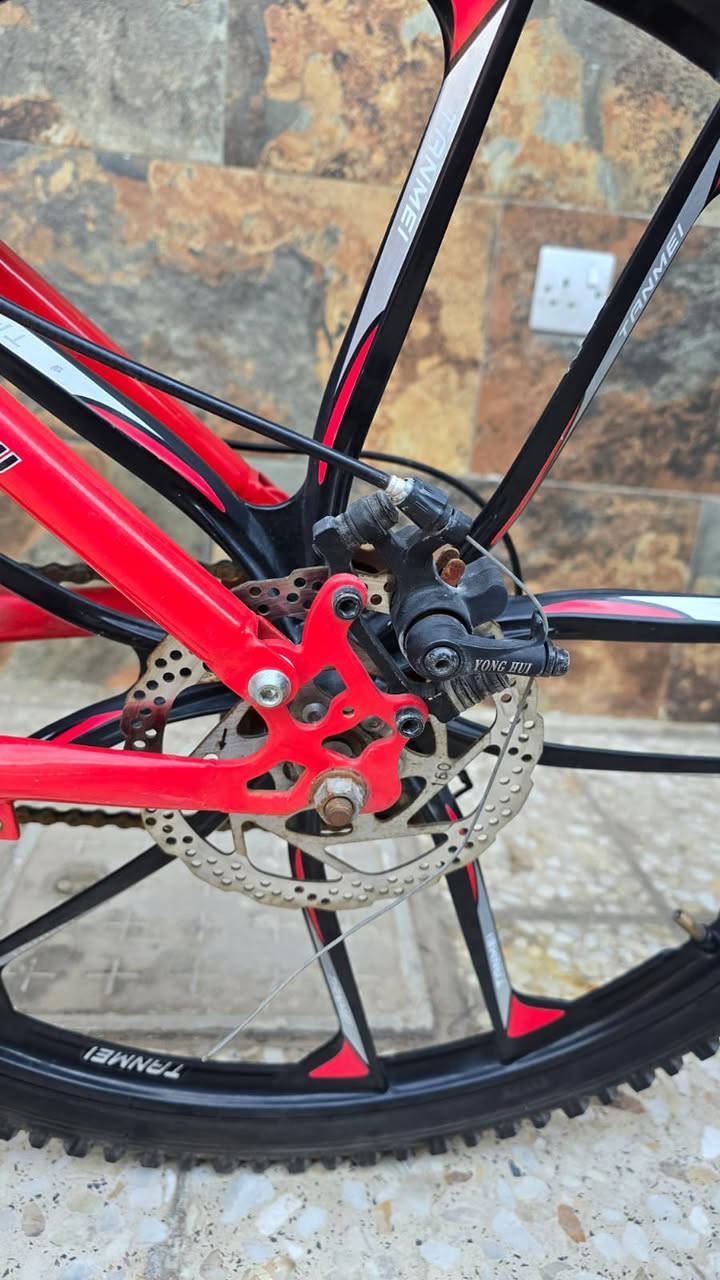 للبيع بايسكل جبلي ماركة G.K Bike  قابلة للطي قياس 26  اخو الجديد

الموصفات :

21 سرعة (3 أمامي × 7 خلفي)

بريك ديسكات أمامية وخلفية

دبلات هايدروليك أمامي وخلفي

وياله الألمنيوم (Mag Wheels)

تخم تايرات جديدة جبلي صنع تايلندي  ماركة DEESTONE

البايسكل تكدر اطبكة واتخلي بجنطة السياره بكل سهولة

السعر (((80 الف دينار عراقي)))

مكاني بغداد / سريع حي العامل منطقة حي الاساتذة

هاتف ***********
