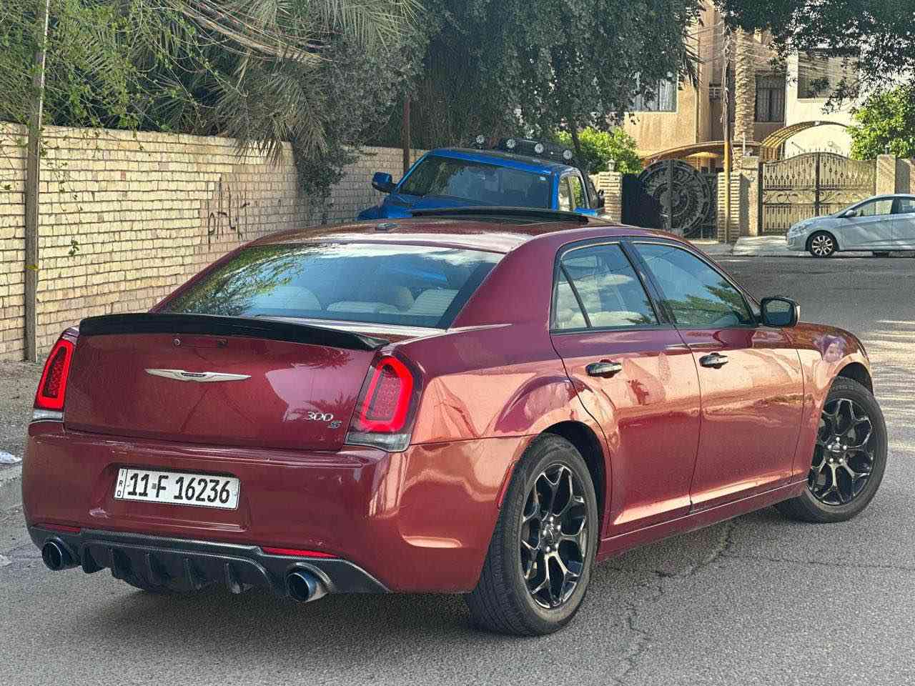 السلام عليكم 
كرايسلر 300s فورويل  2014 محدثه 
السياره بدون ضرر صبغ قطعة وحده فقط 
ماشيه ١٥٠ الف ميل 
مواصفات فول ١/١ رقم بغداد باسمي 
السعر 163 وبيها مجال بسيط 
مكان السيارة بغداد الصليخ 
لاستفسار *********** بغداد, العراق
