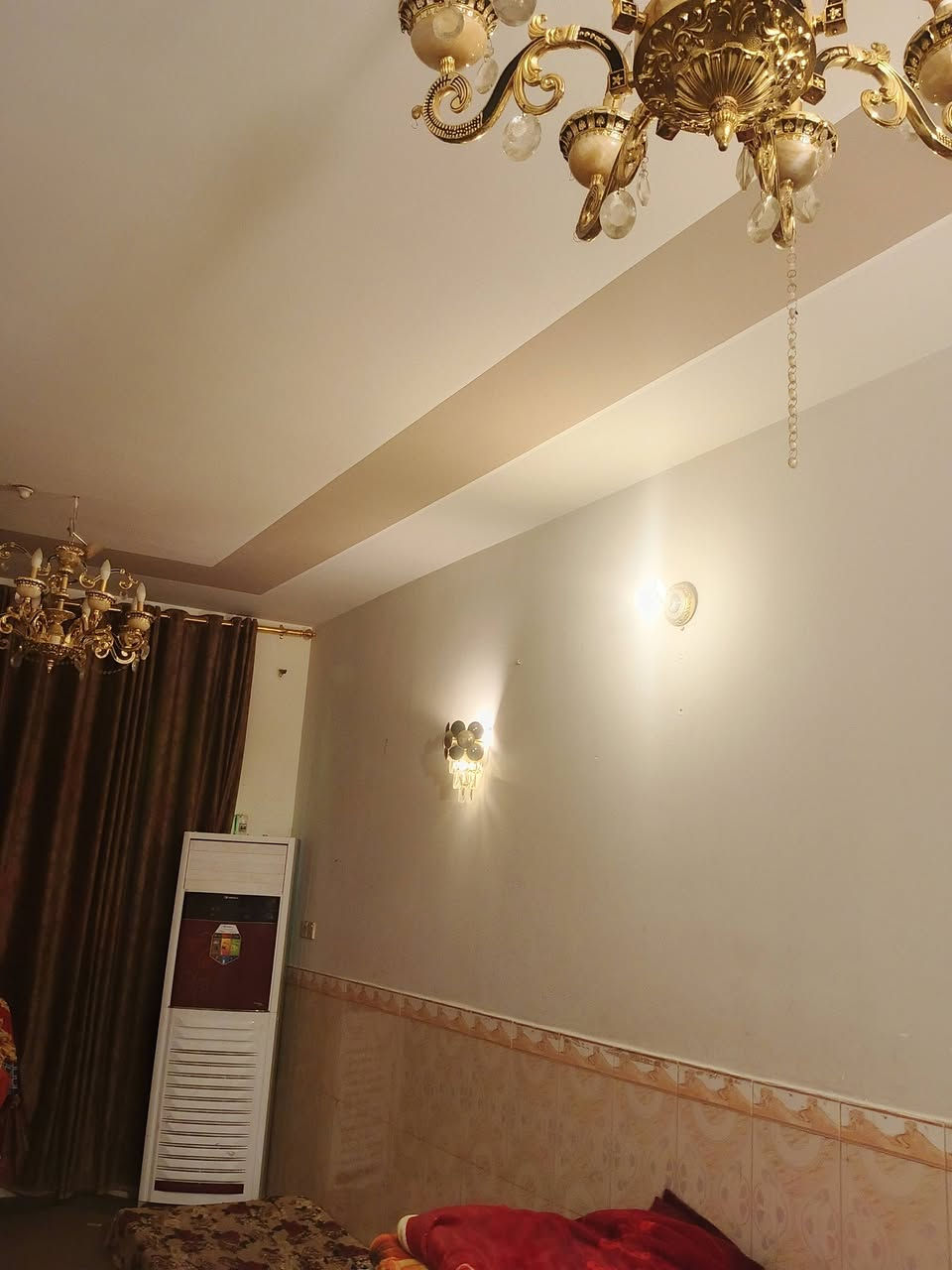 للبيع بيت دبل فاليون مرتب طابقين المساحه 150متر ركن طابو صرف قريب عن الشارع العام مدخل النجف الاشرف مسافه 100متر وقريب على مسجد الكوفه المعظم حوالي 300متر يحتوي الطابق الارضي على 3غرف نوم واستقبال وصاله ومطبخ كبير وحمام وتواليت سيراميك البيت نظيف جدا الاستفسار الاتصال على الرقم ***********
