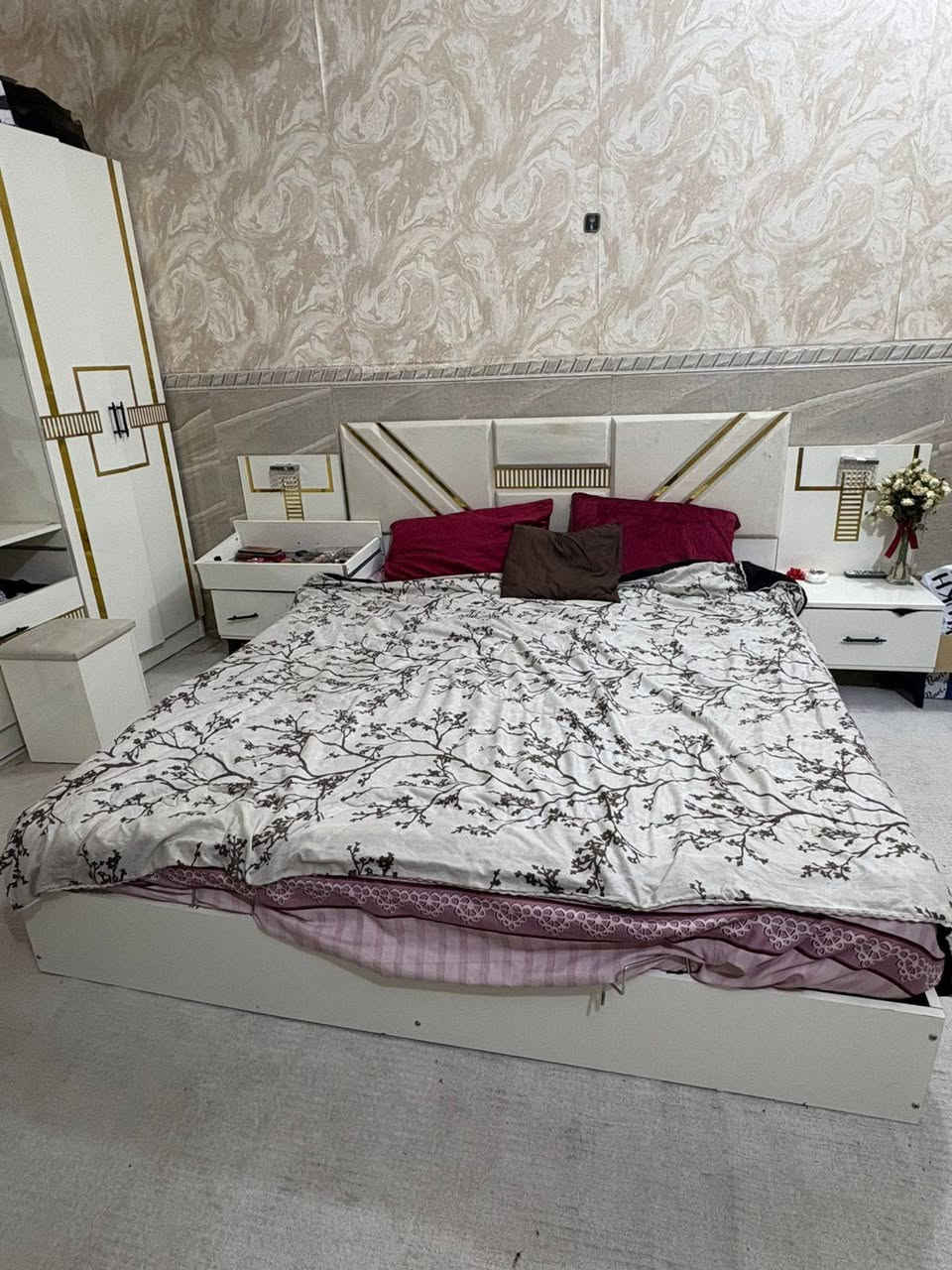 غرفه للبيع ٥ قطع مابيها ضرر بس المجر مالتها فالت والسرير خزان نضيفه اخت الجديده
للتواصل على هذا الرقم ***********
