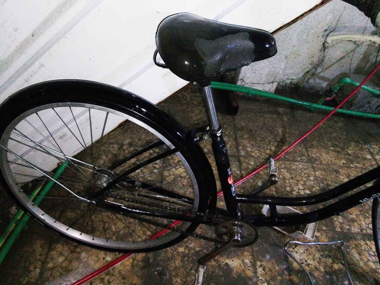 بايسكل بناتي بطى الحجم 28
التفاصيل الباسكل اسود الون الصلى ما مصبوغ 
ابريك شغال بس الخلفي المامي ما يشتغل السعر 125
او بي مجال إذا تريد تعال خاص ***********
