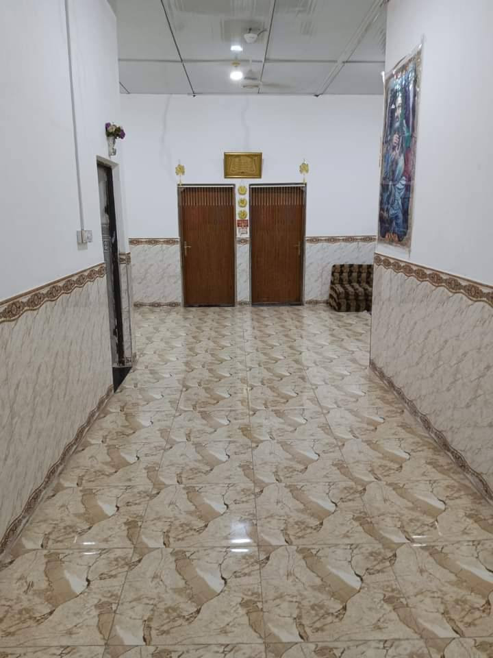 السلام عليكم بيت المساحه 500 متر غرفتين 5*4وصاله 8*4مطبخ5*4ديوان 8*4 حمامات داخليه وخارجيه حديقه وكراج شتايكر وحديقه خلف البيت متوفر ماء وكهرباء العنوان الزبير مقابل الصحفين خلف معارض الزبير شارع الصوره قرب بيت الشيخ ابو مالك السعر 45 رقمي ***********
