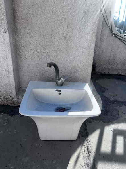 سقيفة كيسبان مستعملة قياس ٨×٣.٥م مفصخه للبيع رايدها ب٣٥٠ الف مكانها اليرموك 
ومغاسل تعليك عدد ٤ سعر الوحده ٣٥ الف
***********
