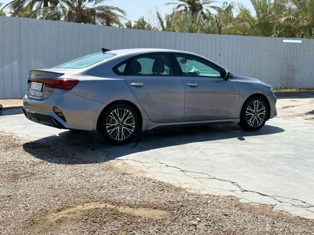 السلام عليكم ورحمة الله وبركاته.
كيا فورتي 2023 (GT LINE)
المواصفات:- 
1:-بصمة
2:-تشغيل عن بُعد
3:-شاشة كبيرة
4:-انارة ترحيب
5:-لد امامي+خلفي
7:-كامرة خلفية
8:-توقف ذاتي امامي+خلفي
9:-نظام تحديد مسار
10:-نظام eco+sport+smart 
11:-قيادة ذاتية
12:-تبريد بيانو
13:-رادار جانبي
14:-مانع انزلاق 
وبعد بيها مواصفات 
محرك السيارة:-2000 دوش
عداد السيارة:-52 الف كيلو متر وليس مايل
حادثها سطحي بدون دواخل والإيرباكات كلها سليمة قطعتين والثالثه بخشم البنيد مثل ما موضح بدون دواخل ولا فتح بنيد ولا شي سياره رجعت عليها وبس 
محرك+گير مكفولات من الفتح او التصليح 
كلشي ع وضعية الشركه
سعر السيارة:-160 وبيها مجال 
مكان السيارة:-بابل مشروع المسيب
رقم الهاتف:-***********
