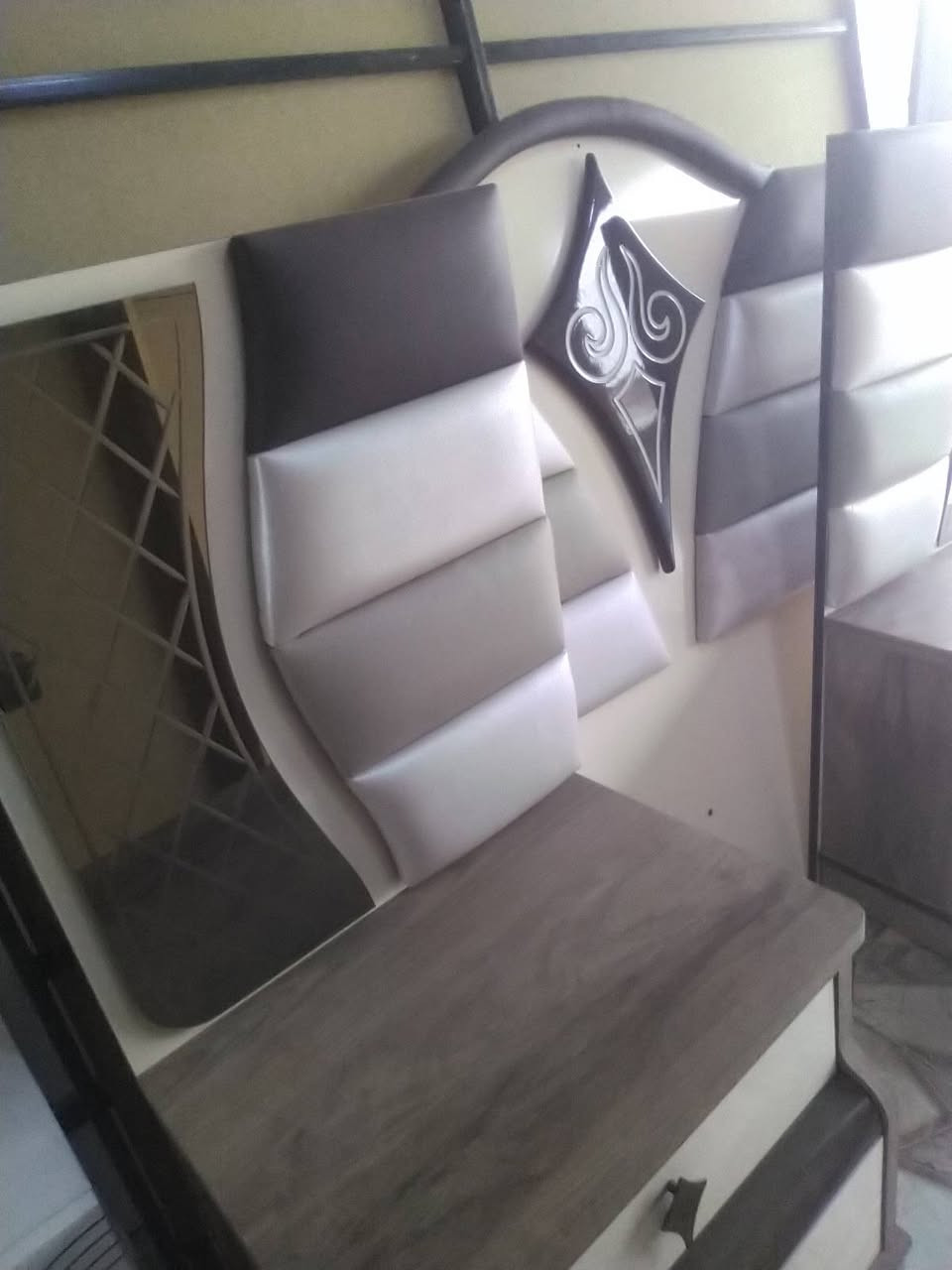 غرفه تركي نظيفه مستعمله 
8 قطع
سرير مخزن
650
مع الشد والنقل داخل طويريج وكربلاء وبابل


**إذا كنت صاحب هذا الإعلان وتريد حذفه لأي سبب، رجاءا أرسل رسالة إلى الدعم الفني**