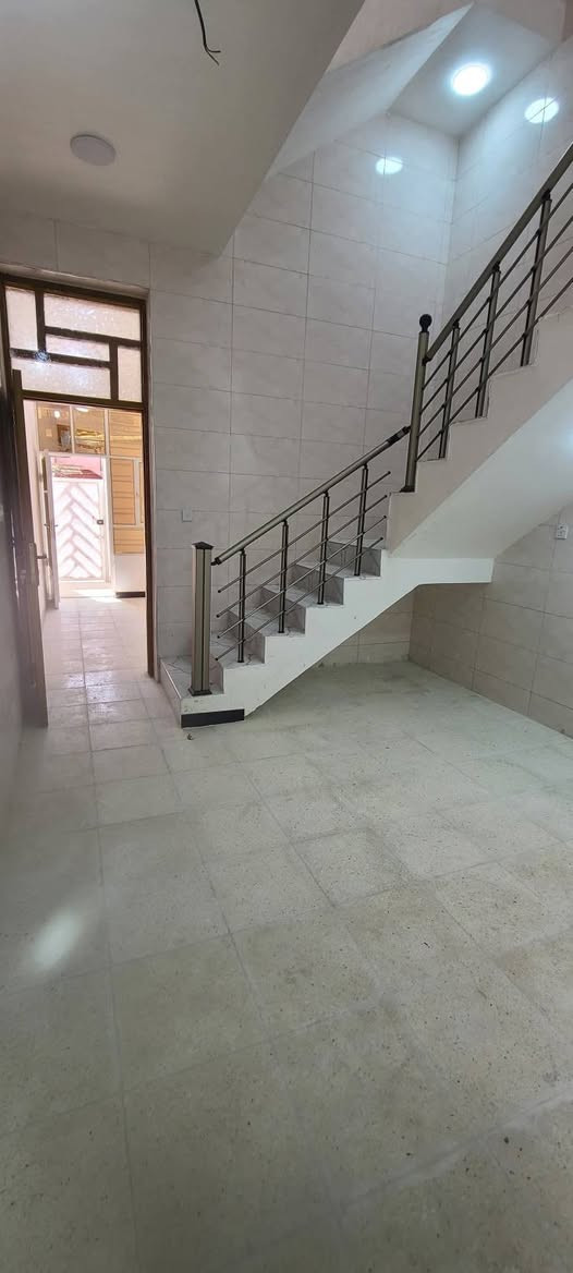 نصف قطعة للبيع شرك في الاولى قطاع ٦ مقابل البريد ثالث بيت عالشارع العام من جهة الداخل بناء ٢٠٢٥ زيرو غير مسكونة 
تحتوي على طرمة وصالة ومطبخ و ٤ غرف نوم وبالكون و ٤ حمامات للاستفسار *********** 
فيديو مرفق بي كل التفاصيل
