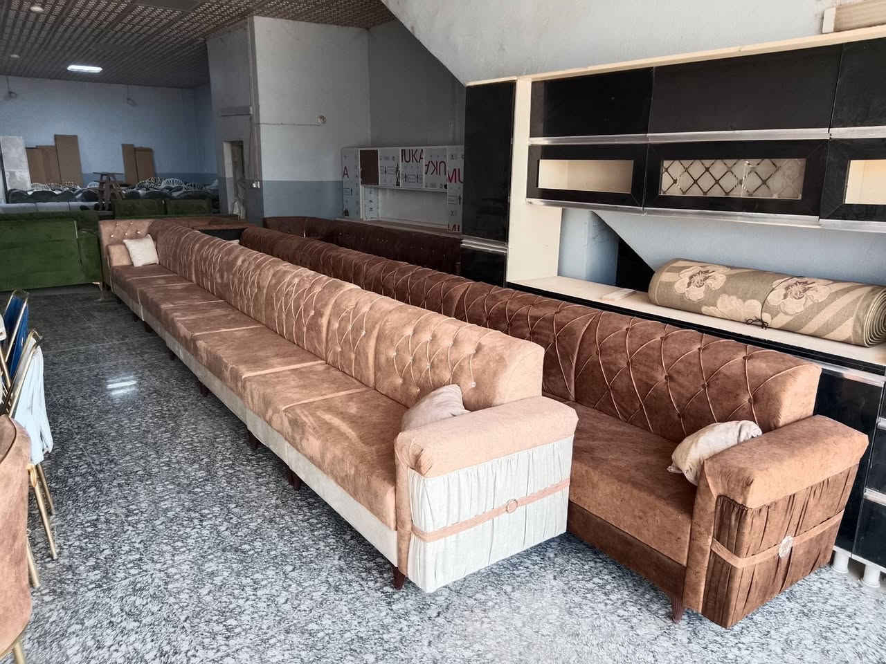 ديوان جديد شغل ممتاز مقعد بلايود اسود وخشب جام روسي اسفنج مميز اول موجود عشر مقاعد وأكثر وأقل حسب مكان الزبون مجمع الضحى للتسوق المسيب مقابل دائرة كهرباء المسيب عمارة الرحيم ***********
