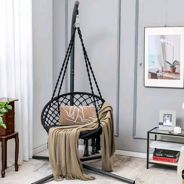 هذه مرجوحة مكرمية معلقة أنيقة مثالية للاسترخاء في المنزل أو في الحديقة. مصنوعة من مواد متينة وعالية الجودة مع وسادة مريحة. تتميز بتصميم عصري يناسب أي ديكور، وتأتي مع حبال لتعليقها بسهولة في أي مكان.