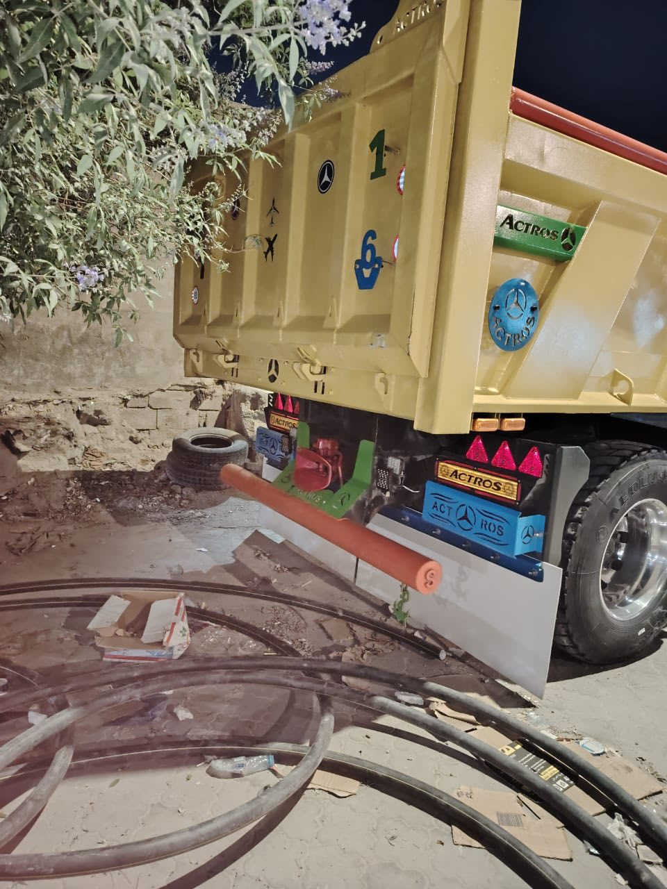 سلام عليكم لوري اكتروز قلاب تك للبيع مواصفات مكينه حجم 35كيرحجم 210 شاصي 18سياره طويلة ومقصره جوبلس بلادي بل سنويه قلاب رقم نكليزي بصره موديل 2004بلادي مكفوله كفاله عامه السعر 335بيهه مجال حك الجيه رقم الهاتف *********** مو شراي لايتصل
