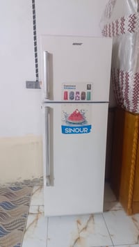 ثلاجه كبيره • نظيفه • شغاله