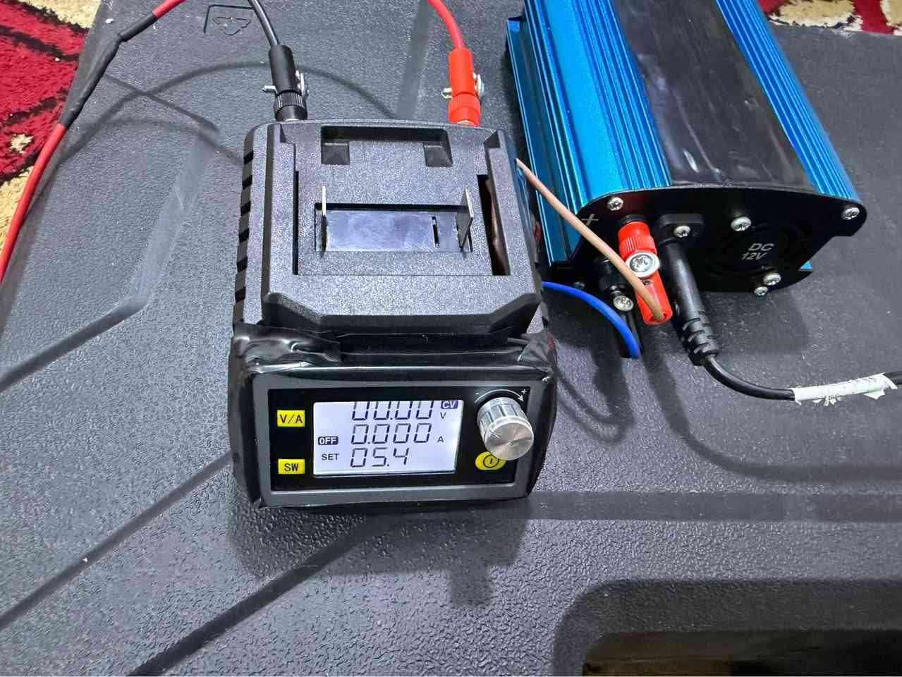 السلام عليكم للبيع مجهز قدره (بور سبلاي ) يحتوي على عده مميزات يشتغل على شحن عن طريق بطاريه درين  او  عن طريق كهربائي وياه بور سبلاي يعني ب الامكان تشغيله على كهرباء واذا طفت الكهرباء يشتغل على شحن مثل ما موضح  ب الصور يعمل على شحن وكهرباء . موصفاته : 

1- القدرة دخول 55 فولت وخروج 50 فولت 8 امبير 400 واط يبداء من 0 فولت الى 50 فولت و تيار من 0 الى 8 امبير  والتحكم سهل جدا وايضاً يحتوي على ذاكره خزن 

 2- يحتوي على حمايه من الشروت سيركت ويحتوي على حمايه من عكس الاقطاب وحمايه في حال استخدمت البطاريه مع البور سبلاي معا يحتوي على دايود يمنع رجوع التيار على بطارية او البور سبلاي  يحتوي على مروحه تبريد ايضا 

3- وياه مجموعه وايرات ب الامكان شحن اي نوع من بطاريات الليثيوم او الجافه او بطاريات السيارات يحتوي على قرصات ب أحجام مختلفه وايضاً كمصدر تغذيه اي شئ مثل مصباح مثل في الصوره 

4- موصفات البور سبلاي (مصدر التغذيه مالته ) 36 فولت 5 امبير 180 واط يحتوي على عده حمايات منها حمايه من رجوع التيار يحتوي على عدد 2 من فان التبريد لظمان العمل المستمر 

- السعر 100 قفل مع كل الملحقات ما عدى البطارية مو ياه واسف على الاطاله متواجد واتساب *********** بغداد, العراق
