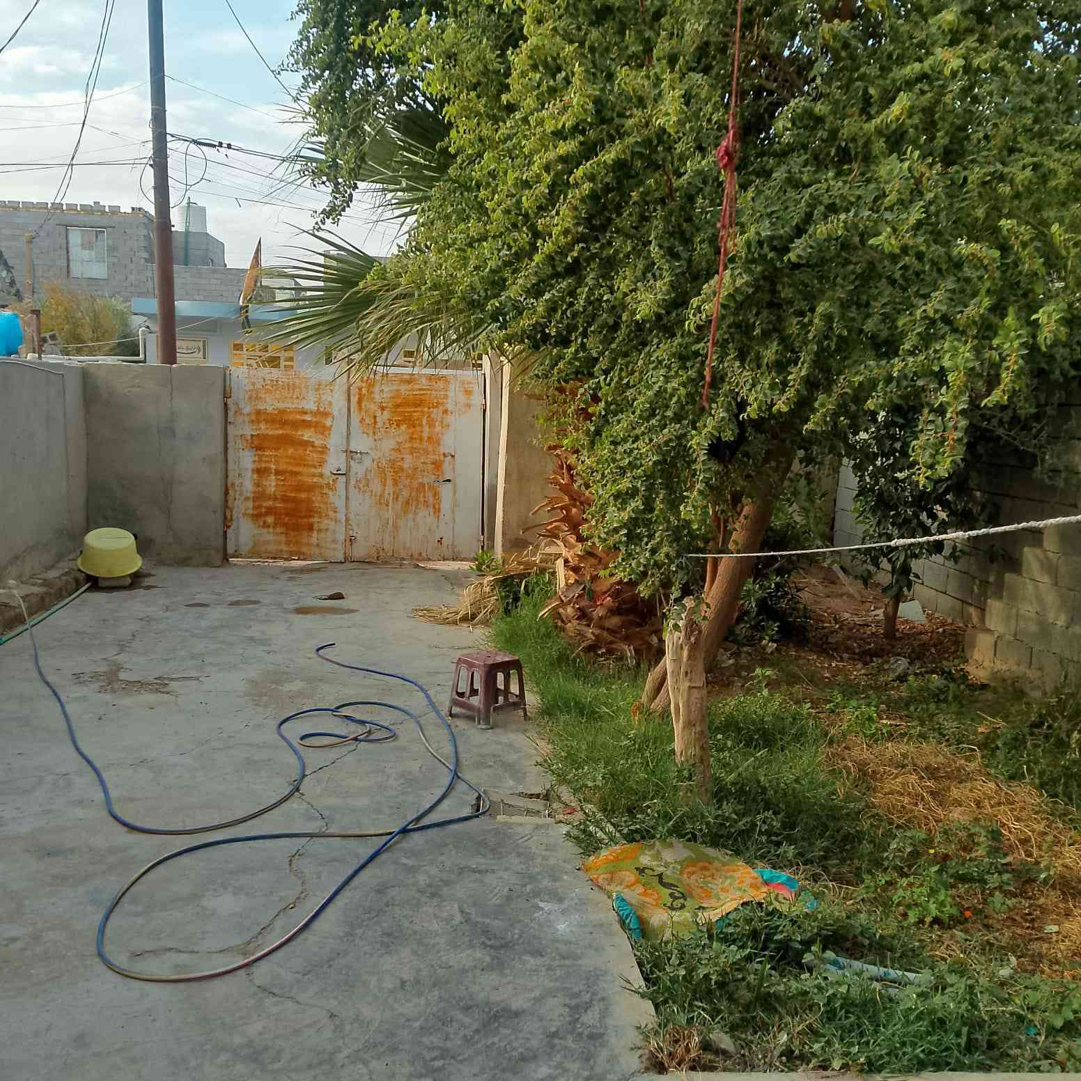 بيت للبيع الخماس شارع عبدالله الرضيع البيت مساحه 150كامل المعامله الطابو مجاري كامله قطعته حلوه للستفسار على الرقم ***********
