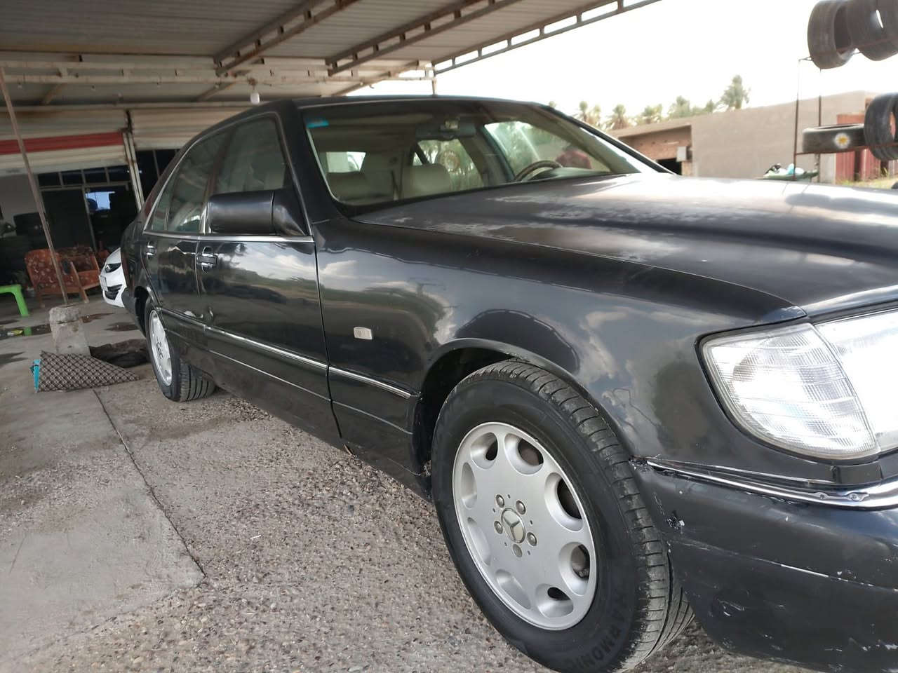 سلام عليكم مارسدس شبح 320موديل 1992  سياره  كدامكم تفاصيلها تبريد شغال سياره مصبوغه فقط حزام ينراد الها ترتيب بسيط للخارج اما كير بلاد مكينه بلاد المكينه فقط اول ما تشغل الصبح بيها خربطه نوزلات سياره رايدها فقط مراوس ب جامبو  هذا رقمي ***********
