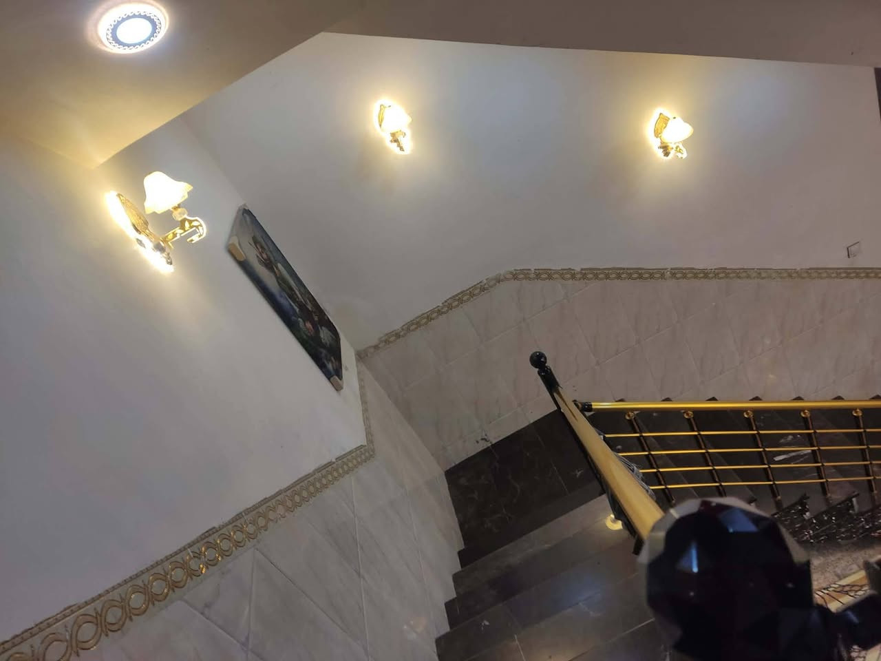 السلام عليكم دار للبيع  100 متر طابق ونص جديد كافت خدمات سند 25 بغداد الكمالية كاع ابو رشاد بل بداية اول شارع ***********
