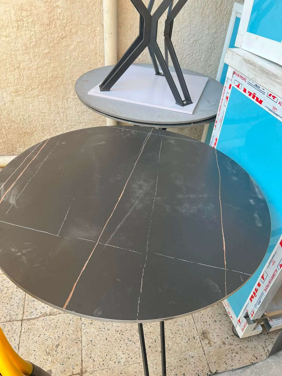 للبيع ميوزه وكراسي ميوزه عدد 7 وكراسي عدد 18 وثلاث طاولات مرمر للاستفسار *********** عنوان بغداد الحارثيه
