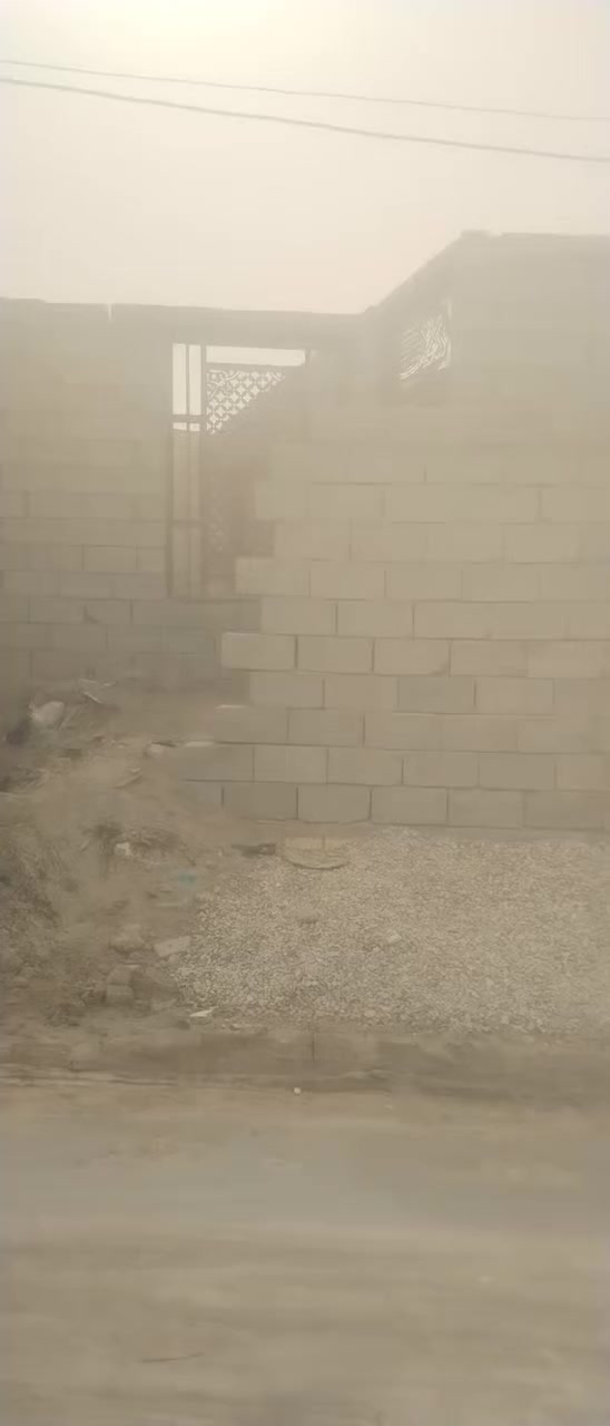 سلام عليكم بيت هيكل لبيع مساحته ٢٠٠ كامل عوزه بس صكف بل صخين مقبيل طاقه قريب عله شارع العام شراي يتصل *********** سعره مناسب جدن جدن
