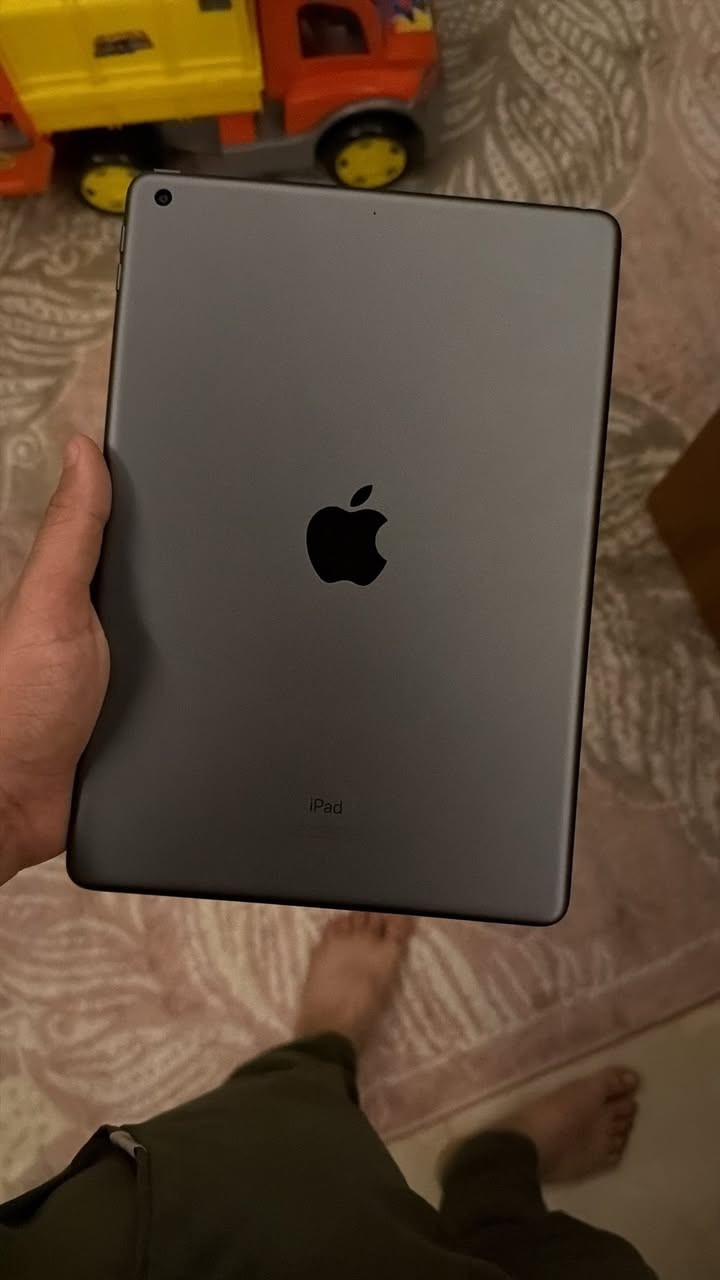 ايباد 9 ذاكرة قوية 256 شاصي نضيف جدا فقط كسر بالبلازما مامأثر على اي شي السعر 165 مكاني البياع  ***********

