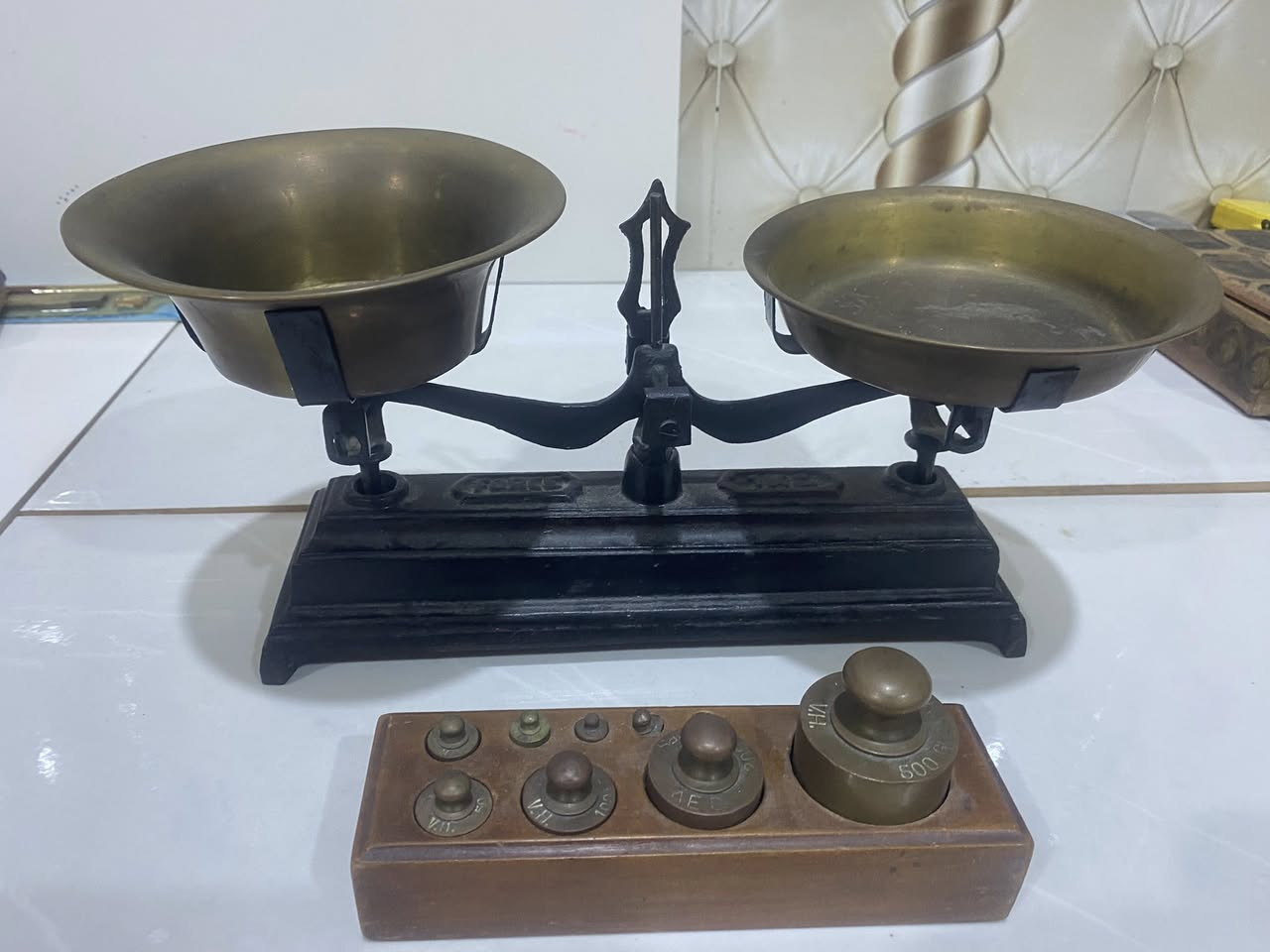 متوفر مزان قديم انتيكه 
يوجد توصيل 
تواصل خاص


**إذا كنت صاحب هذا الإعلان وتريد حذفه لأي سبب، رجاءا أرسل رسالة إلى الدعم الفني**