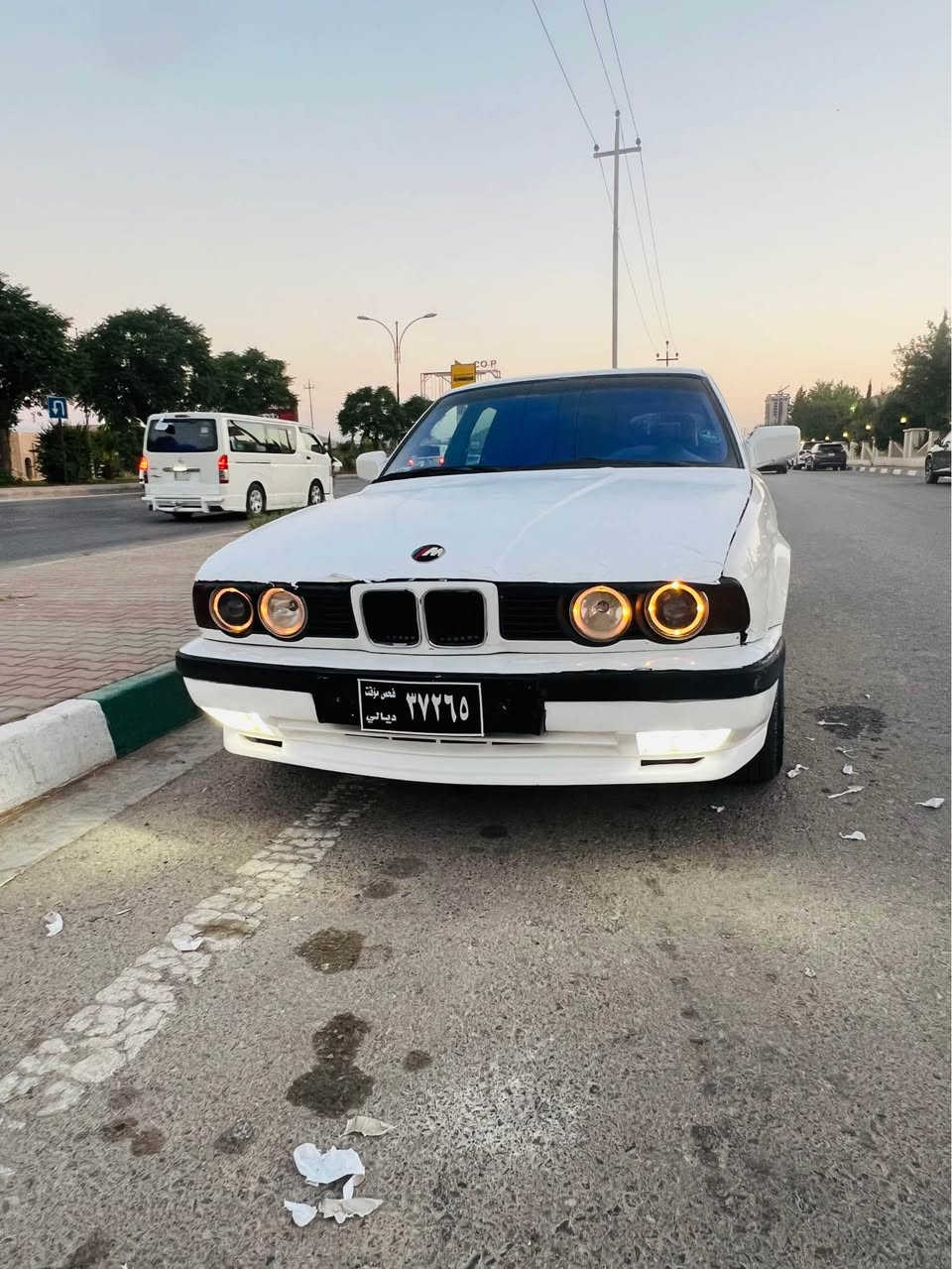 بیئێم مۆدێل ٩١ قەپات ماسەفاتە 
سلایتە مەزبوت ئیش ئەکا 
٤جام کارەبای
ئاوێنە کارەبای
٤تایەو ویلی لۆکی لە ژێرە 
سەنەویو وەکالەیە
گێر مەکینە توندو تۆلی بە شەرتە 
پێشو پشتی کەپسە سەقفی بە شەرتە بۆیاخ نیە
واتس ئەپی لەسەرە
*********** بشدار, السليمانية

