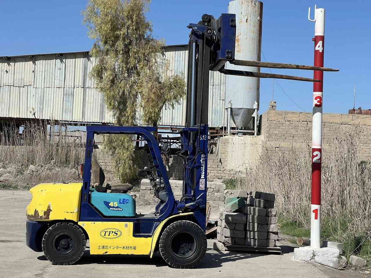 للبيع رافعة شوكية كوماتسو 2001
4 طن اونص جوب ناصي 5 حركات شغال 
محرك كمنز 6 سلندر  بشرط  منفيست 
سعر 110$ او بي مجال للاستفسار *********** ☎️
