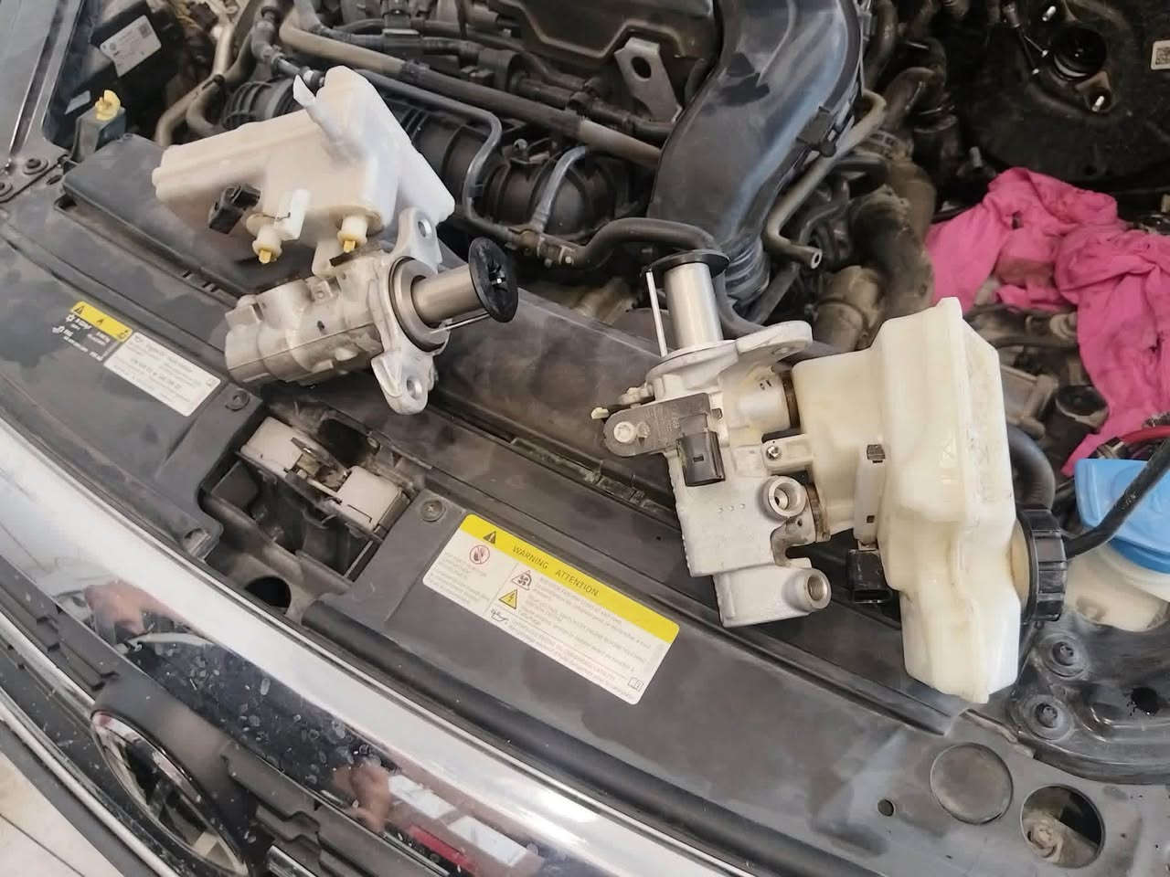 مركز شيرين لصيانة السيارات الألمانية 🇩🇪
.

❤️ زبائننا الكرام ❤️

🚖 Volkswagen Jetta 2023 – محرك 1.5 تيربو

اشتكى الزبون من ضعف في نظام الفرامل مع استمرار إضاءة لمبة البريك.
بعد إجراء الفحص الدقيق، تبيّن أن العطل ناتج عن العنبار الرئيسي للفرامل ، لذلك تم:
✅ استبدال العنبار الرئيسي  بقطعة أوربية مستعملة بحالة ممتازة.
✅ تبديل زيت (دهن) البريك بالكامل باستخدام الجهاز المخصص.
كما اشتكى الزبون من صوت في البولبرين الخلفي مع حساس المكسور. ، وتم:
✅ استبدال البولبرين بقطعة ألمانية جديدة مع حساس ABS جديد .
🛡️ ضمان لمدة 6 أشهر.

🌹🌹🌹

🚘 Volkswagen Atlas 2023 – محرك 2.0 تيربو

اشتكى الزبون من توقف الرادار الأمامي (Front Radar) عن العمل.
بعد التشخيص، تم:
✅ برمجة الرادار الأمامي.
✅ إعادة جميع الإعدادات إلى وضع الشركة.
✅ التأكد من عمل النظام بكفاءة قبل تسليم السيارة

🌹🌹🌹

🎁 عروض وكالة شيرين

🔹 تبديل هيدروليك الكير بدون أجور عمل.
🔹 فحص كمبيوتر مجاني عند تبديل دهن المحرك في وكالتنا.
🔹 فحص الصدر الأمامي او السيارة مجاناً عند تبديل دهن المحرك في وكالتنا.

🏆 كما تدخل تلقائياً في:

🔹 السحبة الشهرية للفلاتر المجانية.
🔹 سحبة الدهن المجاني كل ثلاثة أشهر.

🌹🌹🌹

📍 موقعنا:

https://maps.google.com/?q=36.168079,44.011108

🏢 شركة شيرين (وكالة فولكس واگن & سكودا)

📍 أربيل - قرب نقليات بغداد (كراج بغداد)
📍 بالقرب من مرطبات 9×9

📞 ***********
📞 ***********

#Volkswagen #VolkswagenService #Jetta #Tiguan #Passat #Atlas #Skoda #Erbil
