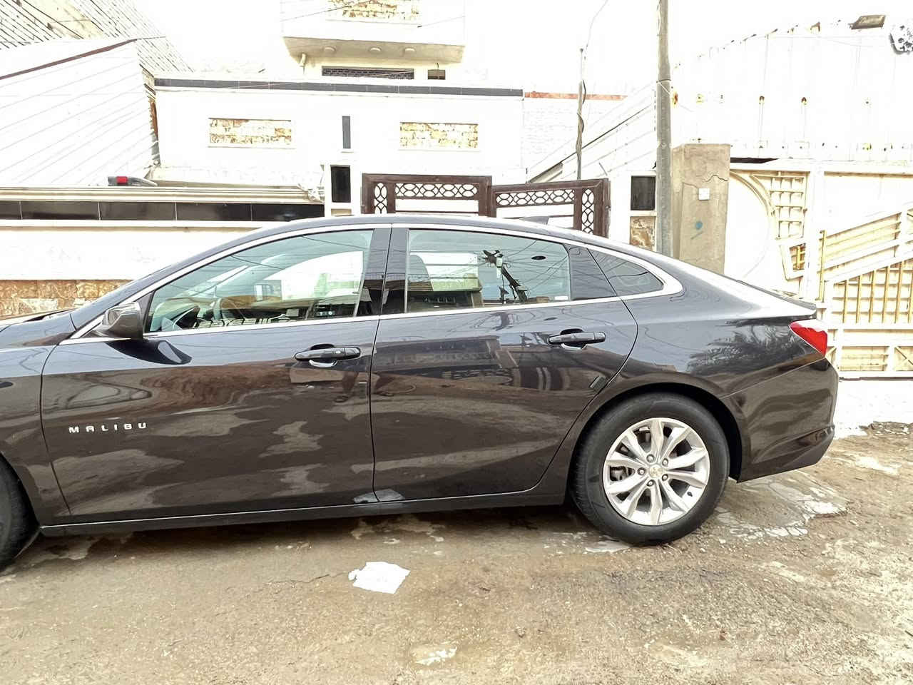 السلام عليكم من رخصة صاحب الكروب 
 للبيع شوفورليت ماليبو 2023 
حادثها الجاملغ الأيمن مبدل ومصبوغ فقط بدون ايرباك 
السيارة نظيفة جداً 
فول مواصفات 
محرك السياره 1500 تيربو 
بانوراما 
للاستفسار الاتصال ع الرقم التالي 
***********
مكان السياره بغداد الجديدة
