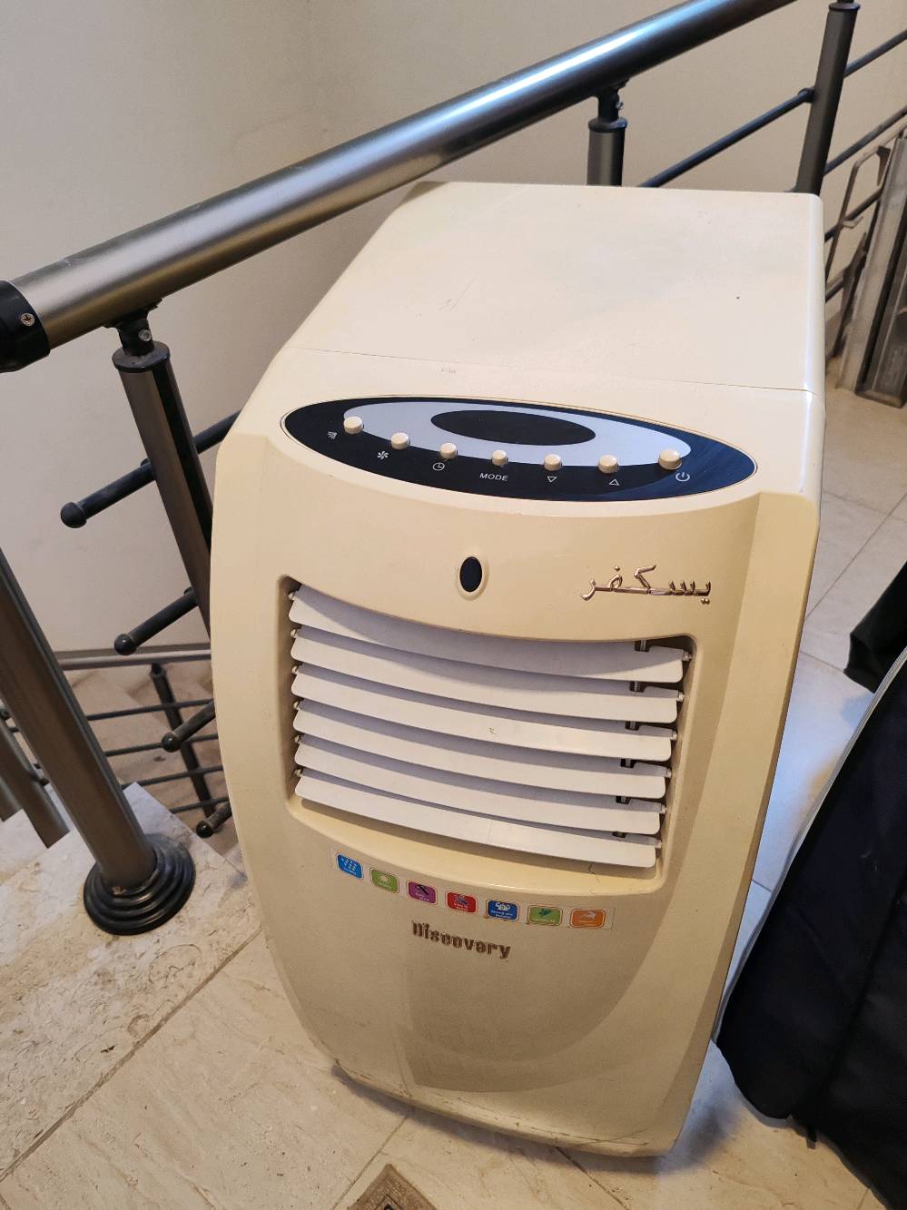 سبلت تدفئة وتبريد متحرك قطعة واحدة 
كومبريسور الماطور مو روتري ينهض تقريبا 7 امبير ويستقر على 4 امبير 
1 طن حقيقي 12000ptu  
الجهاز مو بالة اني جايبه من دبي قبل 15 سنة جان ما موجود منه بالعراق ومخزون سنوات طويلة لان كنت مسافر 
المهم الجهاز شغال 100% وعلى الفحص 
الريمونت جوكر لان الاصلي مفقود 
بوابات توزيع الهواء اني فاصلها لان بدون الريمونت الاصلي تتجه لمكان واحد فقط وتقفل 
مكاني بغداد الاعظمية