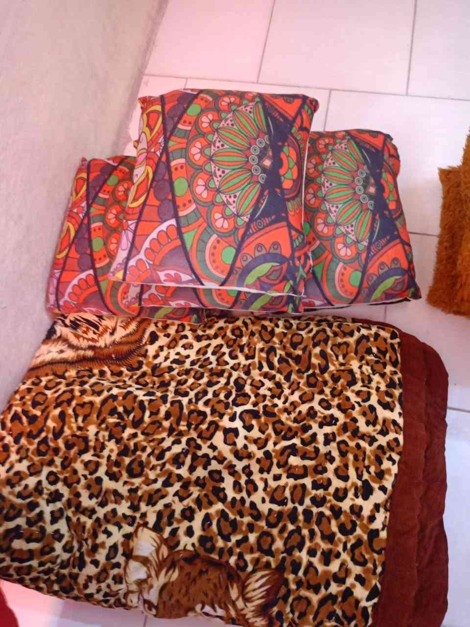 سلام عليكم كوشات 21وحده +ميز صغير +الحاف 2نفر قطن ابيض +بطانيات 8+مداد شلع ابيع كربلاء 30الف شلع


**إذا كنت صاحب هذا الإعلان وتريد حذفه لأي سبب، رجاءا أرسل رسالة إلى الدعم الفني**