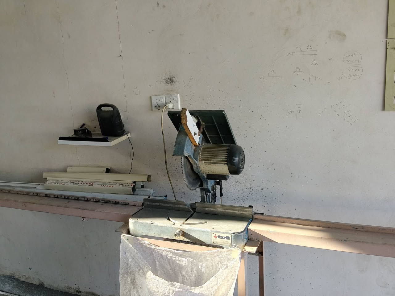 السلام عليكم
عندي محل المنيوم كامل للبيع 
رقم الهاتف ***********
