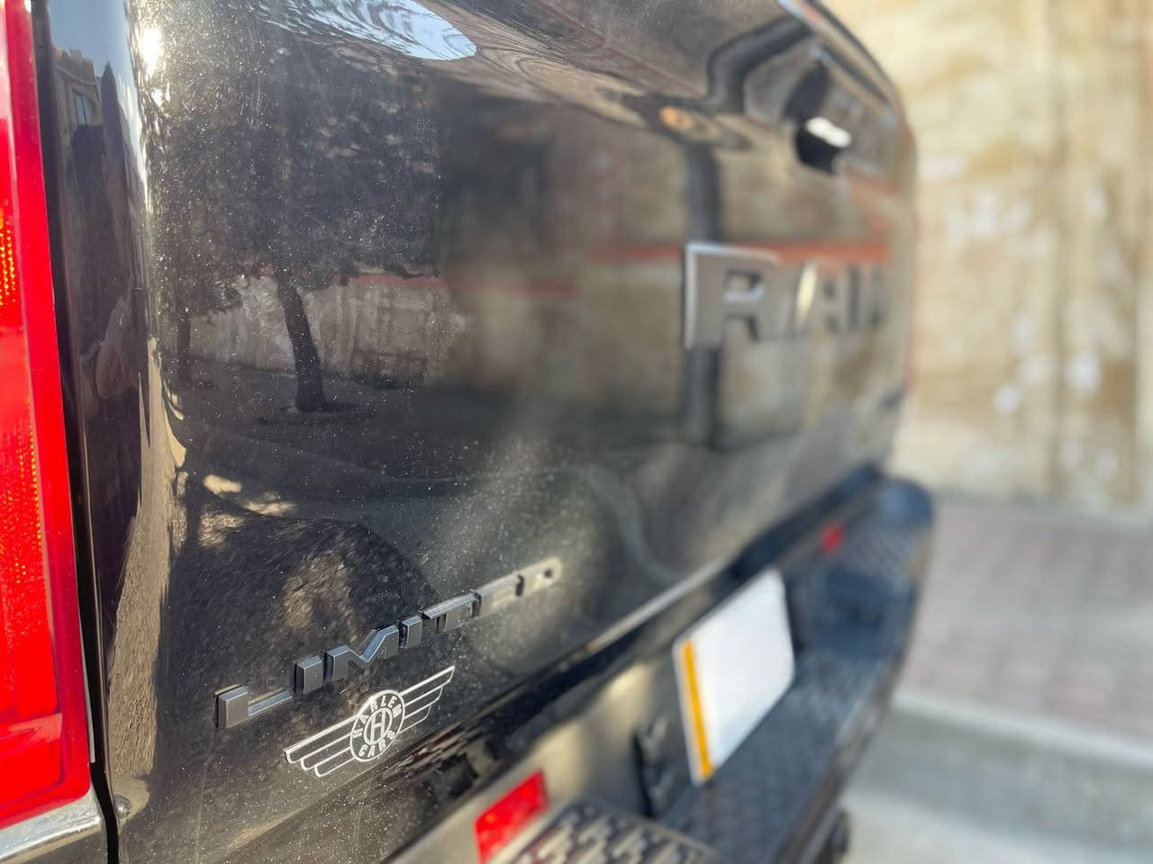 رام 1500 - ( لمتد )
ماشية 9 ألف فقط 
الموديل: 2025 (خليجي)
المحرك: 3.0 لتر 6 سلندر (I-6) توين توربو 
القوة الحصانية: 540  
عزم الدوران (نيوتن-م): 707

المواصفات: 
*نظام دفع رباعي  4 4x  متطور 
*نظام التعليق الهوائى (جكات)
*صناديق حمولة خارجية على جوانب الصندوق (رام بوكس)
*الصندوق كهربائي
*دواسات جانبية كهربائية
*ويل  قياس 22 انج 
*شاشة التحكم الرئيسية بقياس 14.4 انج مع نظام ملاحة 
*شاشة ترفيهية للراكب الامامي لمس بقياس 10.25 انج ومدخلHDMI وUSB 
*شاشة القيادة الرقمية بقياس 12 انج 
*شاشة عرض لوحة القيادة على الزجاج الأمامي (داتا شو)
*رادار مع خاصية التوقف والانطلاق 
*حساسات امامية وخلفية
*كاميرات 360 للرؤية المحيطية 
*المرآة الداخلية مزودة بشاشة لعرض الكاميرا الخلفية
*تحذير النقطة العمياء 
*تحذير الخروج عن المسار
*نظام المحافظة على البقاء فى المسار 
*نظام التعرف على اشارات المرور 
*خاصية المساعدة على التوجية فى التقاطعات لتفادى الحوادث
*نظام مانع تصادم خلفي 
*نظام القيادة شبه الذاتية
*مقصورة الركاب من الجلد الفاخر 
*مقعد السائق والراكب والمقاعد الخلفية مبردة ومدفئة
*مقعد السائق والراكب مساج
*مقعد السائق مزود بذاكرة لحفظ وضعيات الجلوس
*نظام ابل كار بلاى و اندرويد اوتو لاسلكي 
*نظام صوتي فاخر ( Harman Kardon ) 
*دخول ذكي (بصمة)
*نظام التشغيل عن بُعد
*مصابيح أمامية أوتوماتيكية زينون مع مصابيح نهارية LED وكشافات ضباب LED 
*نظام التحكم التلقائي في الضوء العالى 
*إضاءة متحركة أمامية / خلفية خارجية
*مرايا خارجية قابلة للطي كهربائيًا مدفئة
*ماسحات زجاج أمامي حساسة للمطر
*لوحة شحن لاسلكية مزدوجة
*وضعيات قيادة متعددة
*بدون بنورامة 
*
للاستفسار 
***********
