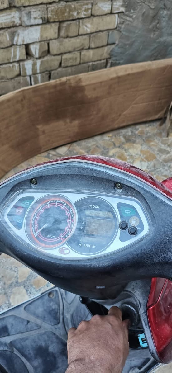 سلام عليكم كامكو g4
محرك مكفول مامفتوح منه برغي  
دراجه نظيفه مال واحد حاويه  كفرات اصليه ويا كفرات مبدل الجماليه كهربائيات شغاله كلشي شغال 
***********
