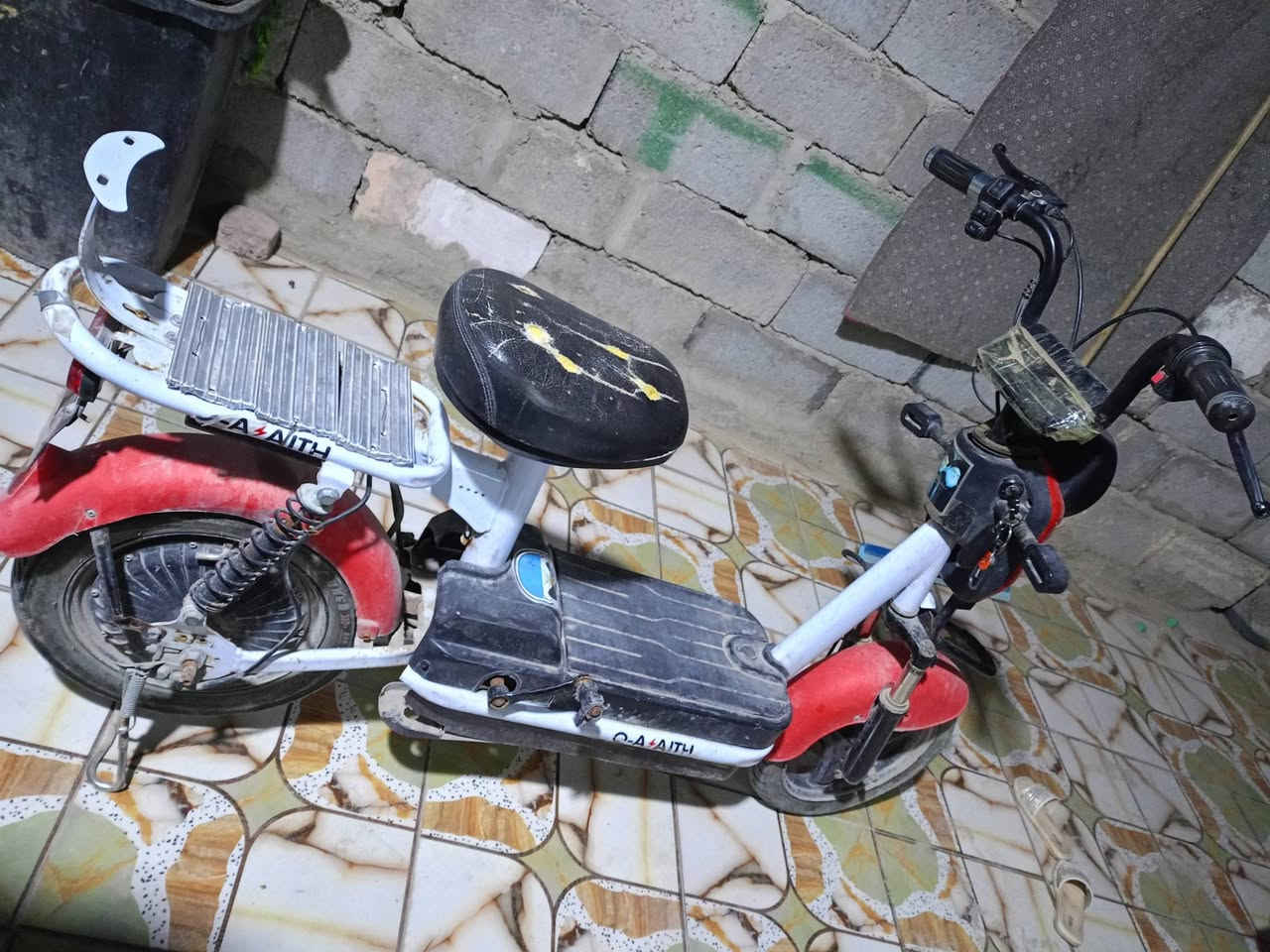 بايسكل شحن للبيع حجم 14 كهربائيات شغاله مبدل عقل ملف جديد اشاير شغاله اماميه وخلفيه لايت عالي وناصي وهورن + بصمه وقفل وصافرة انذار السعر 125 وبي مجال حگ الجيه 
عنواني شهداء الموظفين.. ***********
