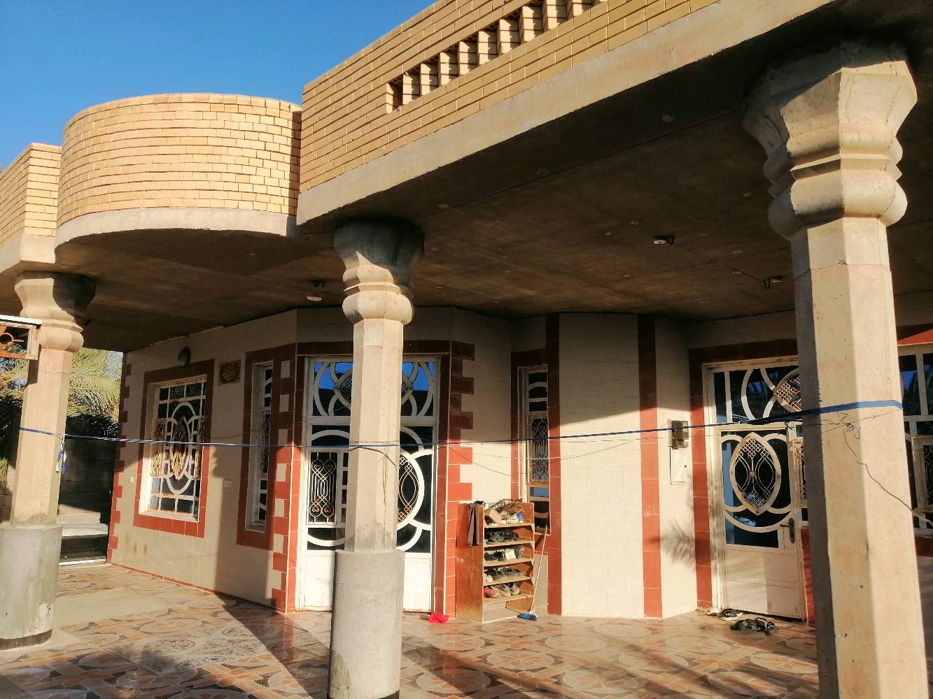 بيت للبيع المساحه ٦٥٠ البناء ٢٦٠ يتكون من ٣غرف ٤في ٥ وديوان ٤ ب٧ واستقبال ٤ب٥ موزع ٤ب٦ مطبخ ٤ب٥ صحيات داخلية وخارجيه وكراج ٥ب٦ حديقه بيها ٦نخلات ٣برحي احمر بريمه ١ وجوزي ١وسايره١ حمالات و١٢سدرة امريكي حمالات البيت مسيج البناء بلوك مع رباط والسقف كونكريت مسلح بالاضافه بيه غرفتين خارجيات غرفة ٥ب٨ وغرفه ٤ب٨سقفهن سندويج السعر ٨٠ مليون العنوان الهوير منطقة الخاص نزلة الهنبوش للعلم التبليط واصل لباب البيت نقال ***********