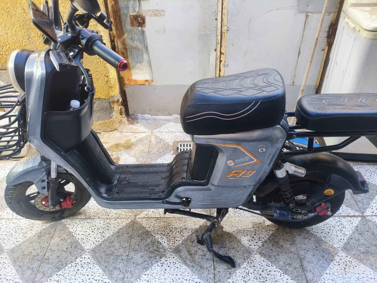 دراجه R9 خمس بطاريات الكبار صحت البطاريات فوك النص مبدل عقل رياضي مستعجل على بيعته السعر 400 و بيها مجال للستفسار *********** بي واتساب
