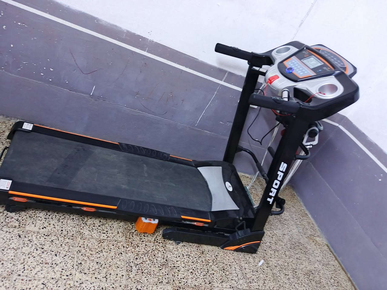 جهاز جري مستعمل قليل اخو الجديد نوع سبوت الجبلي 👍
المواصفات
ملف الماطور نحاس %100
يتحمل وزن اكثر من 150كغم 
متعدد للسرعات 
ملحق برجاج لتكسير شحوم البطن والارداف
دبلات + نوابض صحية لامتصاص الصدمات اثناءالتمرين
يحتوي على شاشة LD
قياس نبضات القلب ❤
قياس الوقت 
قياس السرعة 
قياس المسافة المقطوعة
قياس السعرات الحرارية المحروقة
ملحق بسماعات تعمل على الفلاش والاواكس mp3 
يحتوي على دامبلز عدد 2 اثقال يدوية
السعر 350 ألف  للاستفسار الاتصال على الرقم ***********
